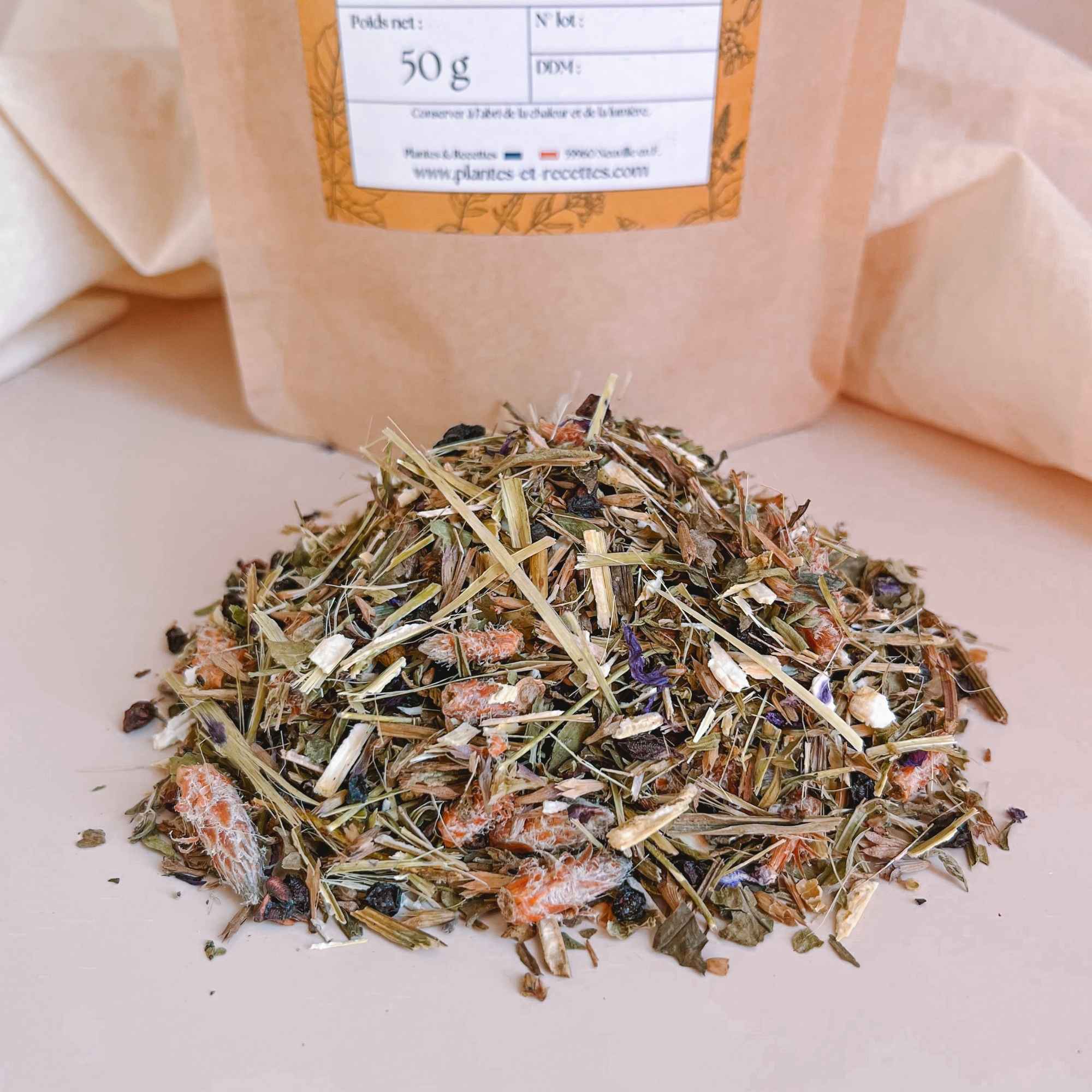 Gros plan sur la qualité des plantes séchées du mélange Muco Lib pour sirop DIY.
