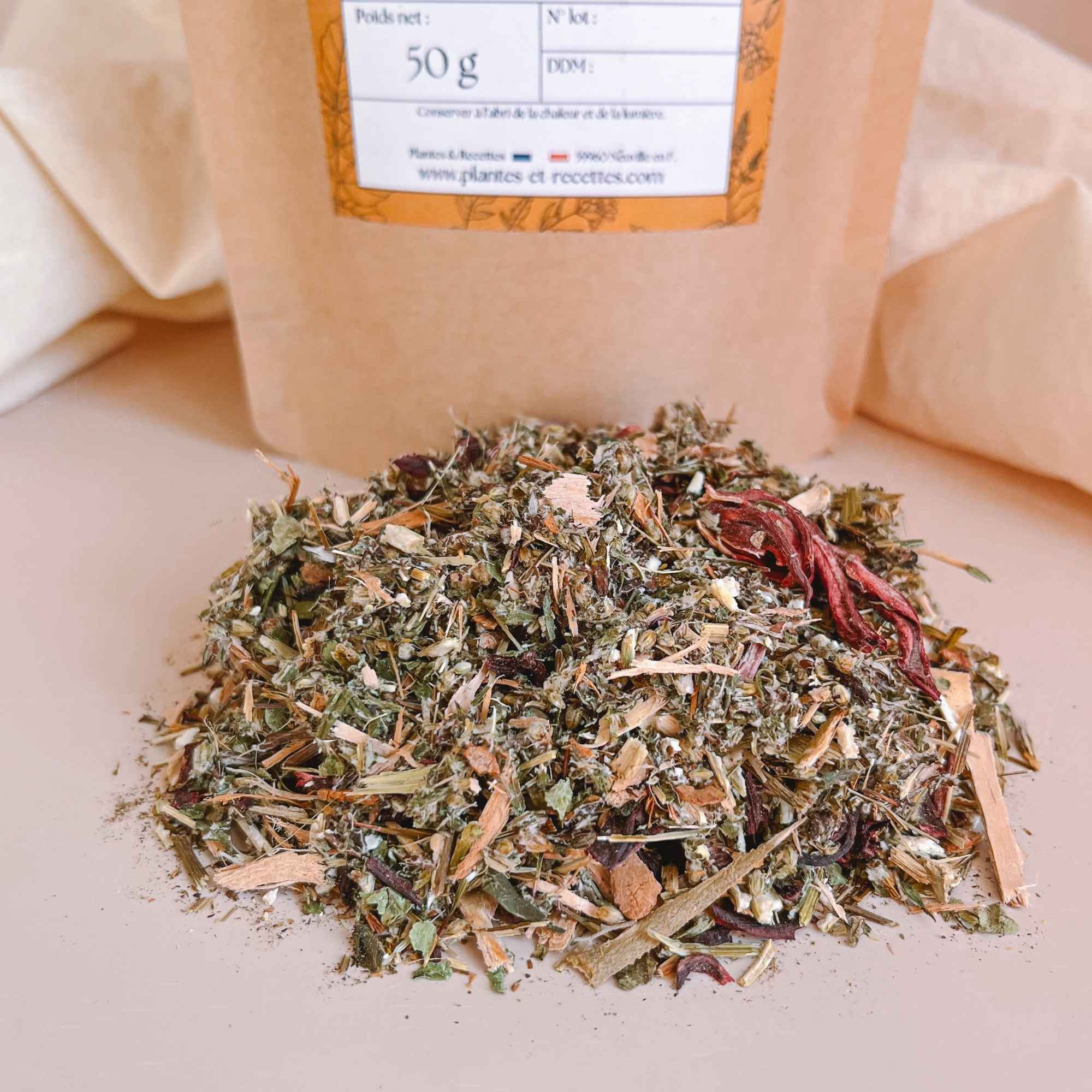 Zoom sur la qualité des plantes coupées du mélange Tonic Défenses pour sirop DIY.