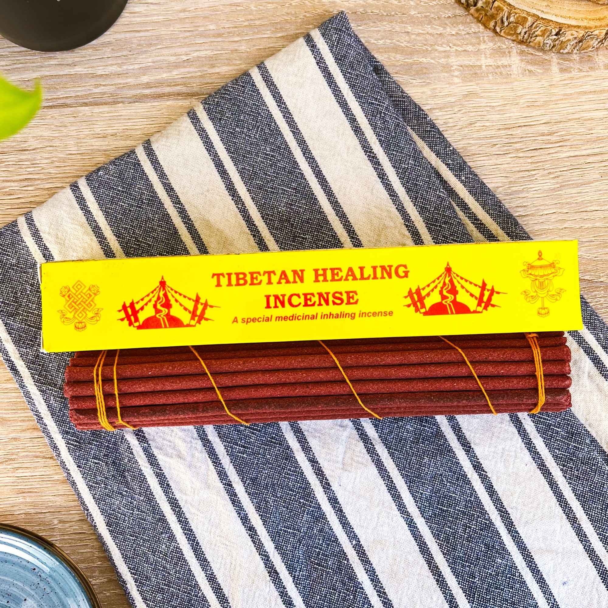 Encens tibétain traditionnel fabriqué au Népal, composé de substances odorantes naturelles selon la tradition tibétaine.