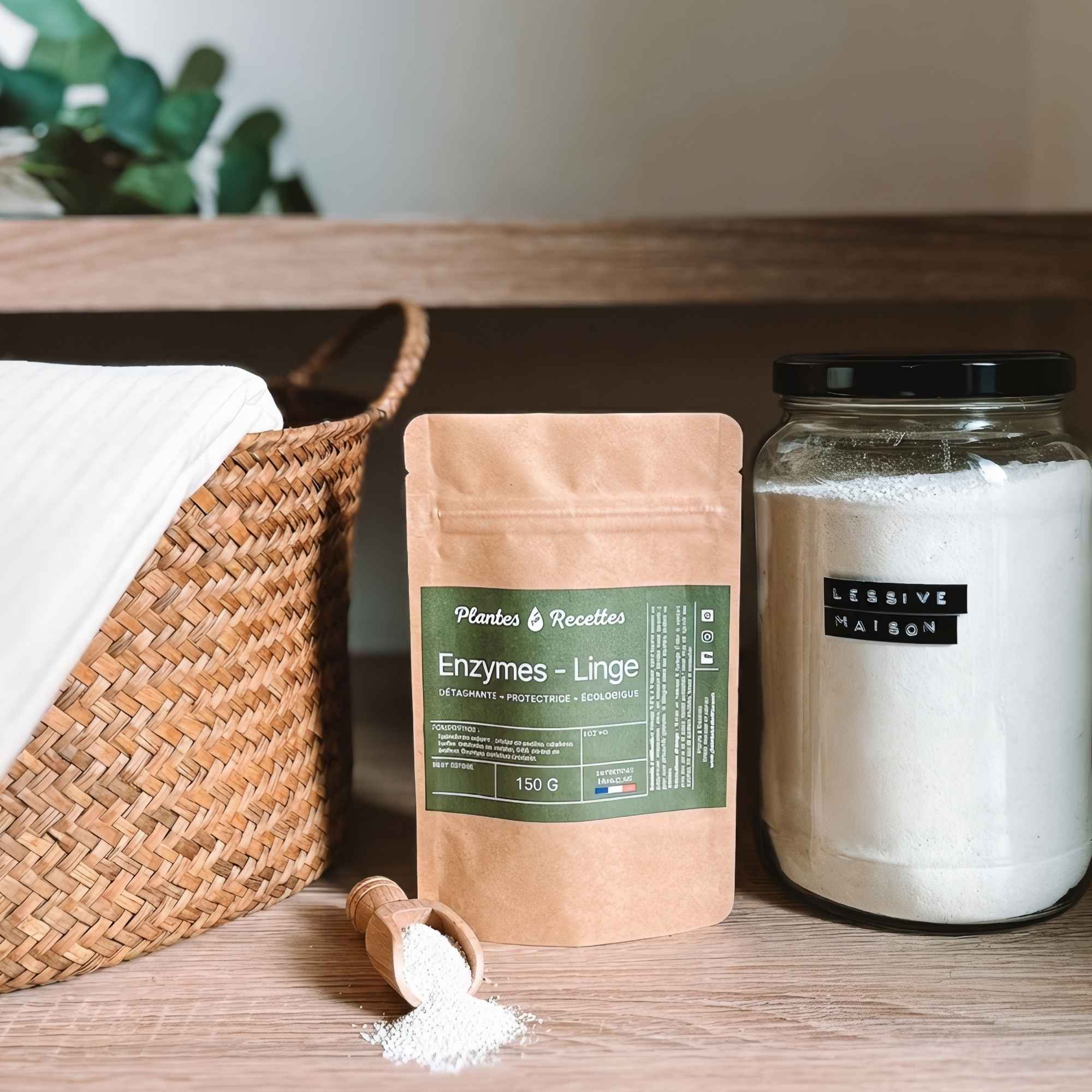 Sachet d'enzymes linge à côté d'un bocal de lessive maison