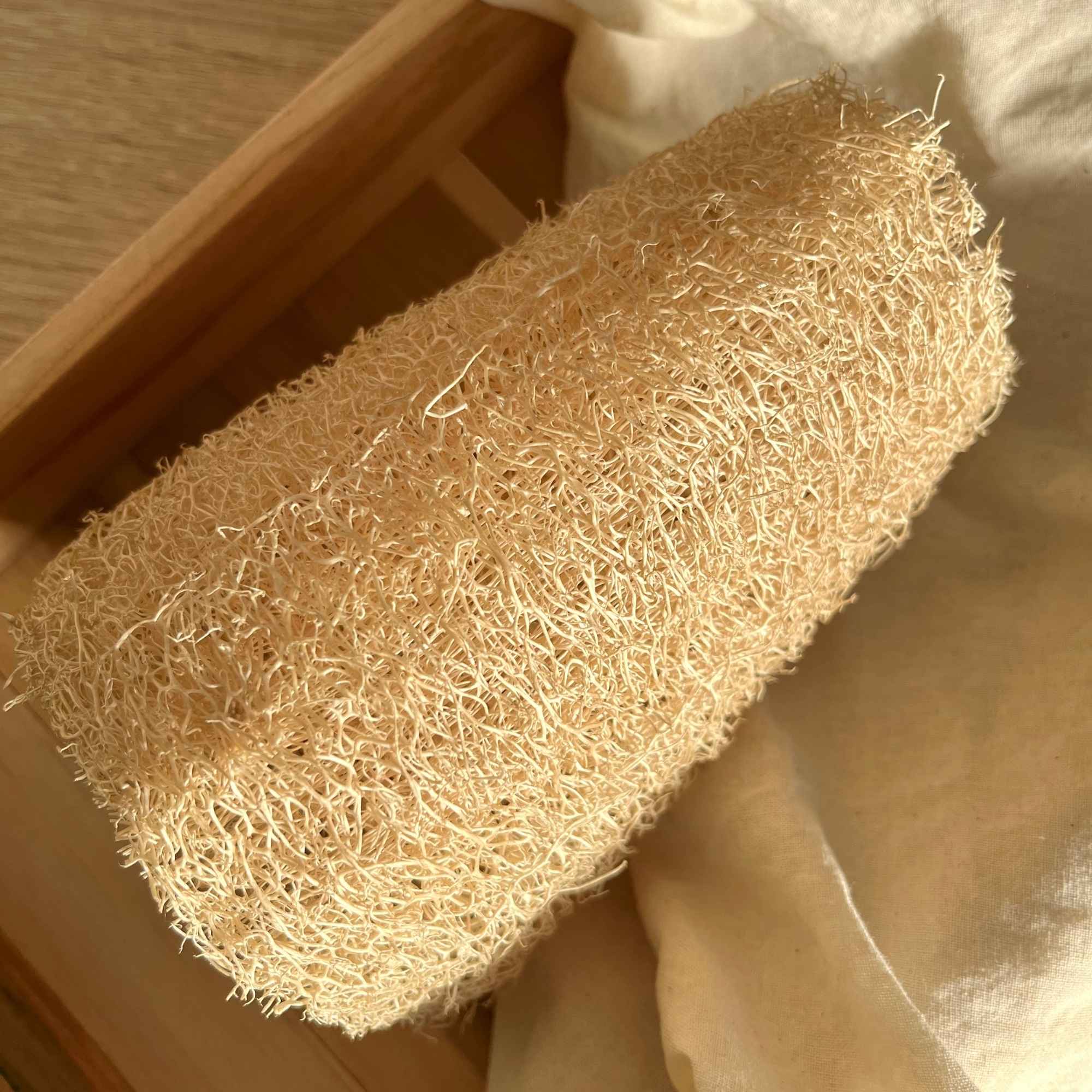 Éponge luffa utilisée pour exfolier la peau lors du bain ou de la douche, produit Plantes & Recettes