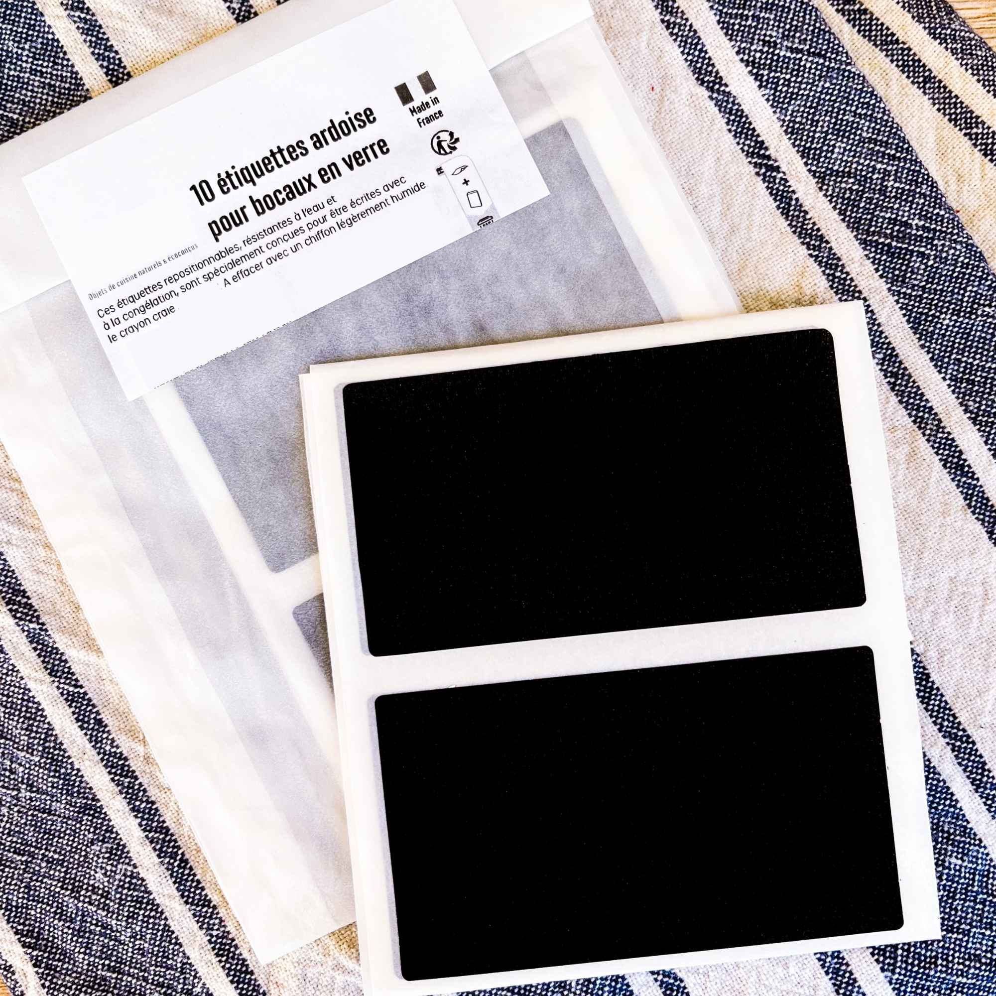 Étiquettes ardoise repositionnables écrites au crayon craie sur bocaux en verre, faciles à effacer et réutilisables pour cuisine, herboristerie et maison.