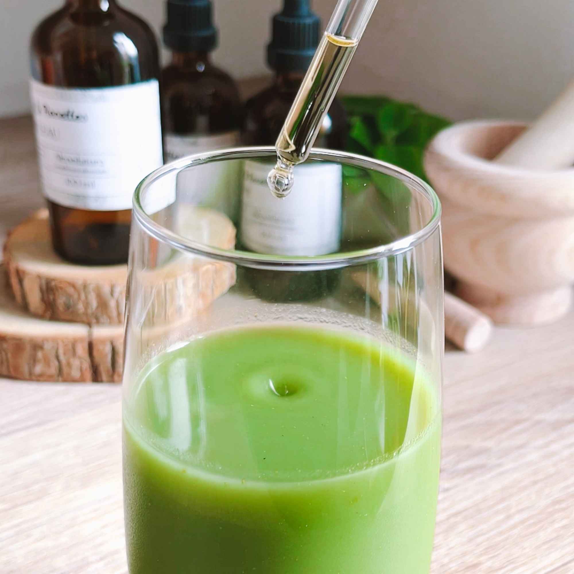 Extrait de plante bio en teinture ajouté à un jus vert, complément naturel Plantes & Recettes – herboristerie.