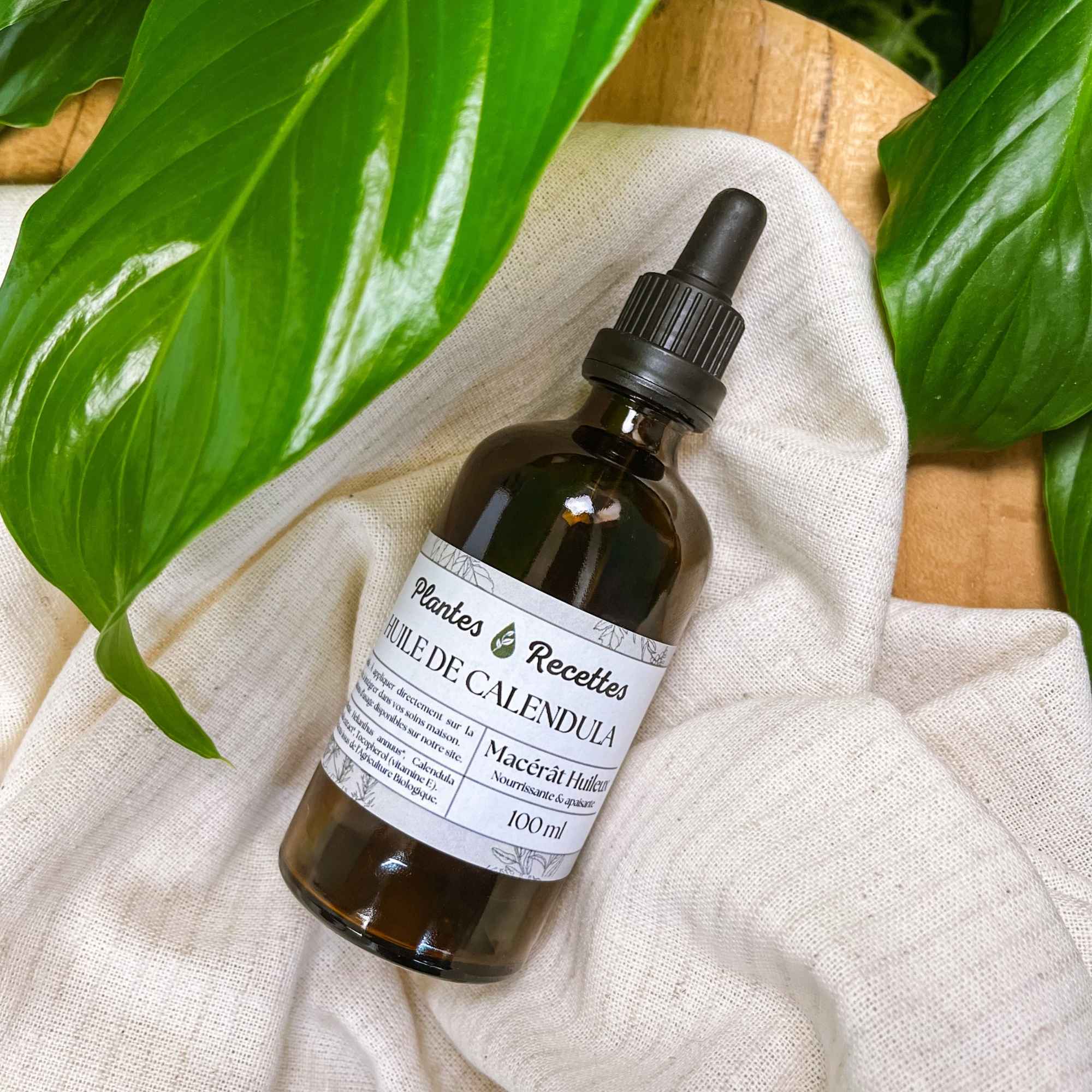 Application du macérat huileux de calendula bio Plantes & Recettes, soin naturel pour apaiser et nourrir la peau en douceur.