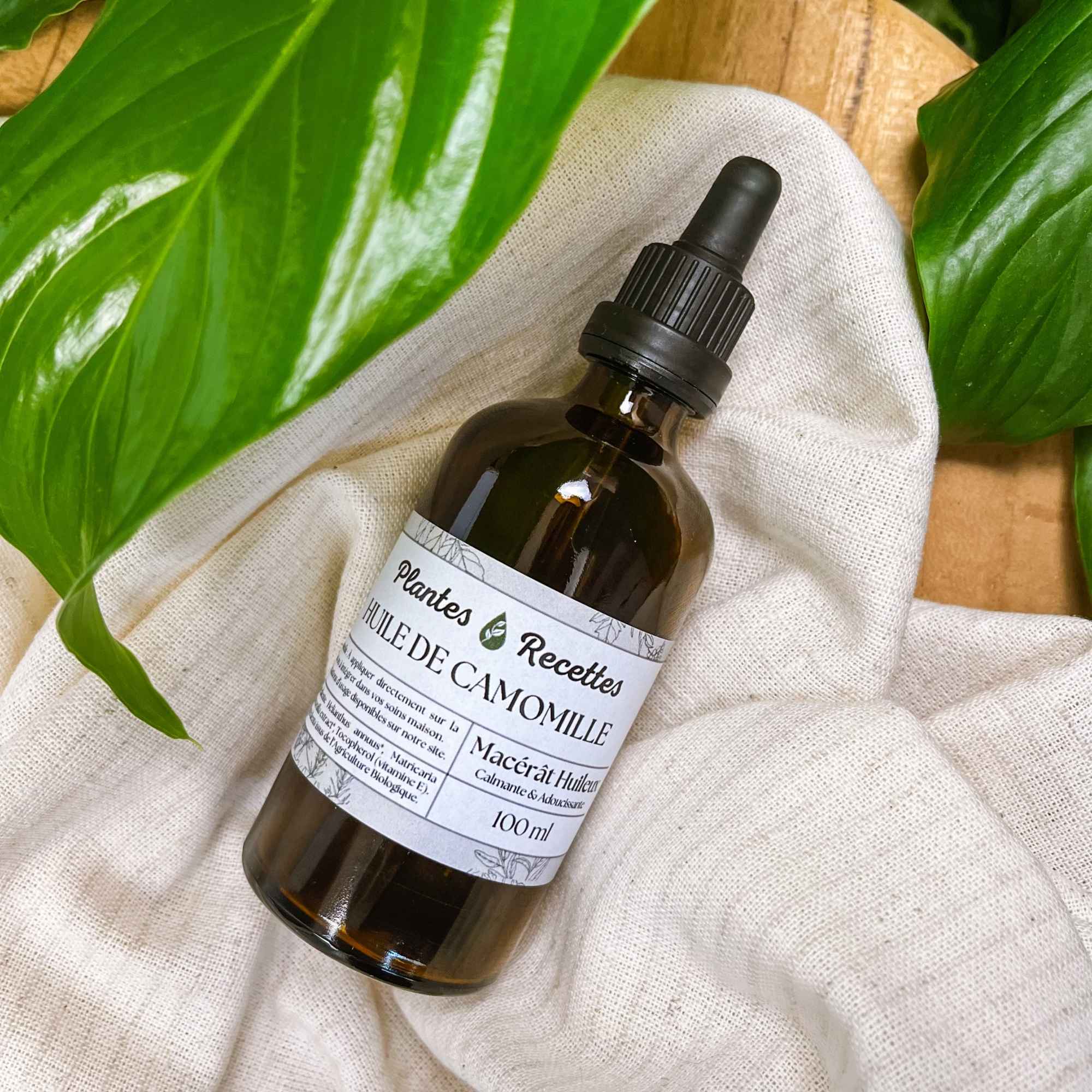 Application du macérat huileux de camomille bio Plantes & Recettes, soin naturel pour apaiser la peau sensible et restaurer son confort.