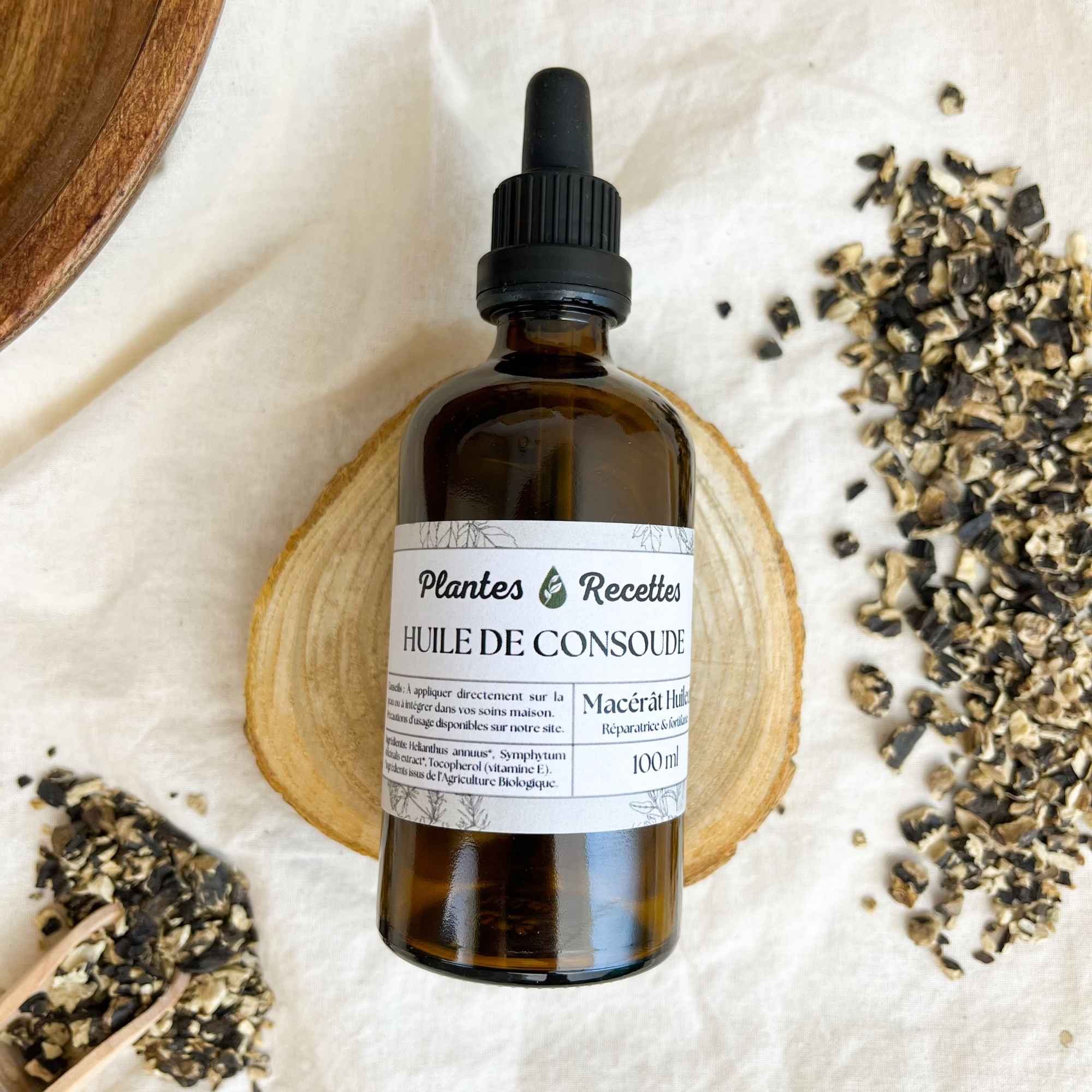 Macérat huileux de consoude bio Plantes & Recettes, fabriqué artisanalement à froid dans notre atelier des Hauts-de-France, riche en allantoïne naturelle.