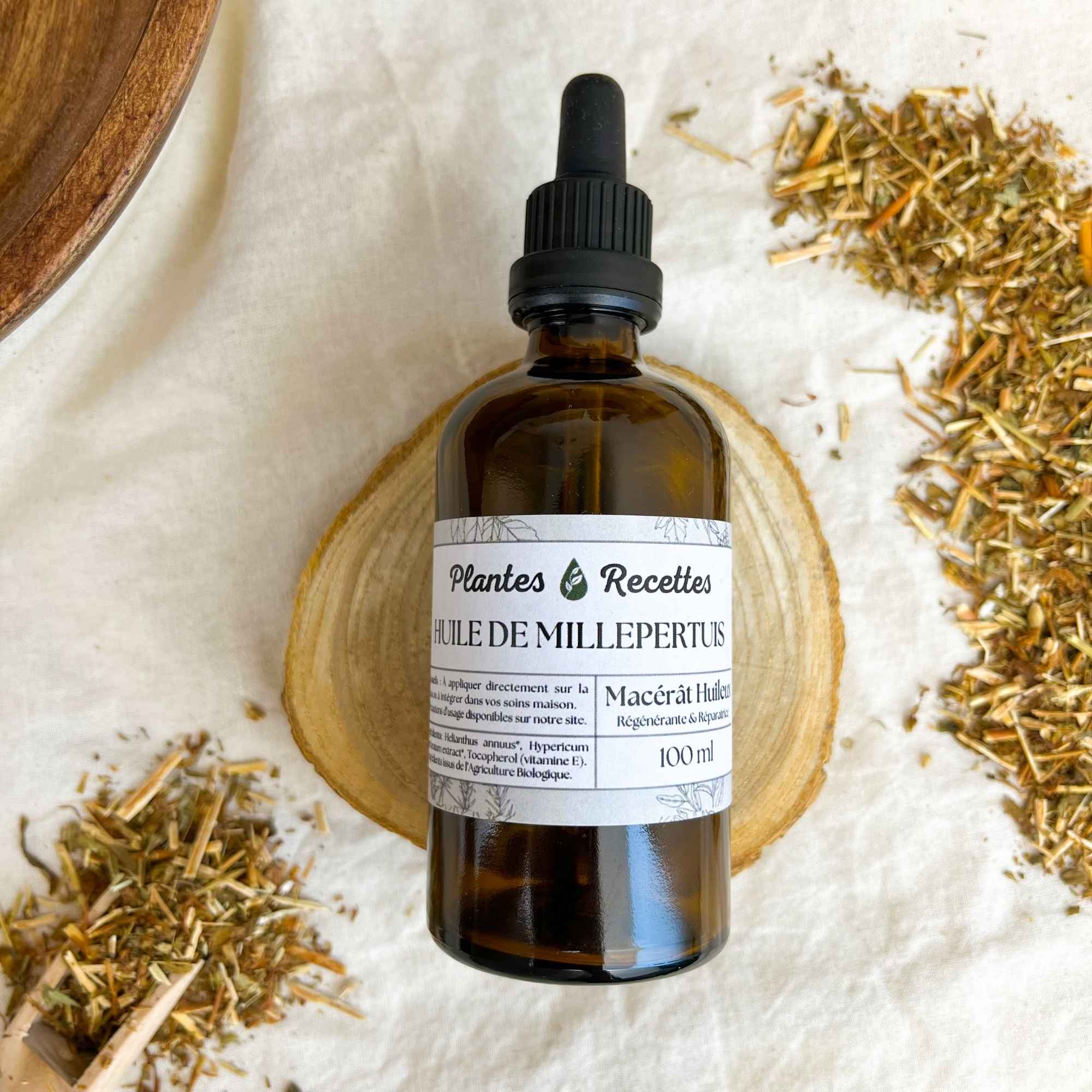 Flacon de macérat huileux de millepertuis bio Plantes & Recettes, fabriqué artisanalement à froid pour préserver tous les actifs apaisants de la plante.
