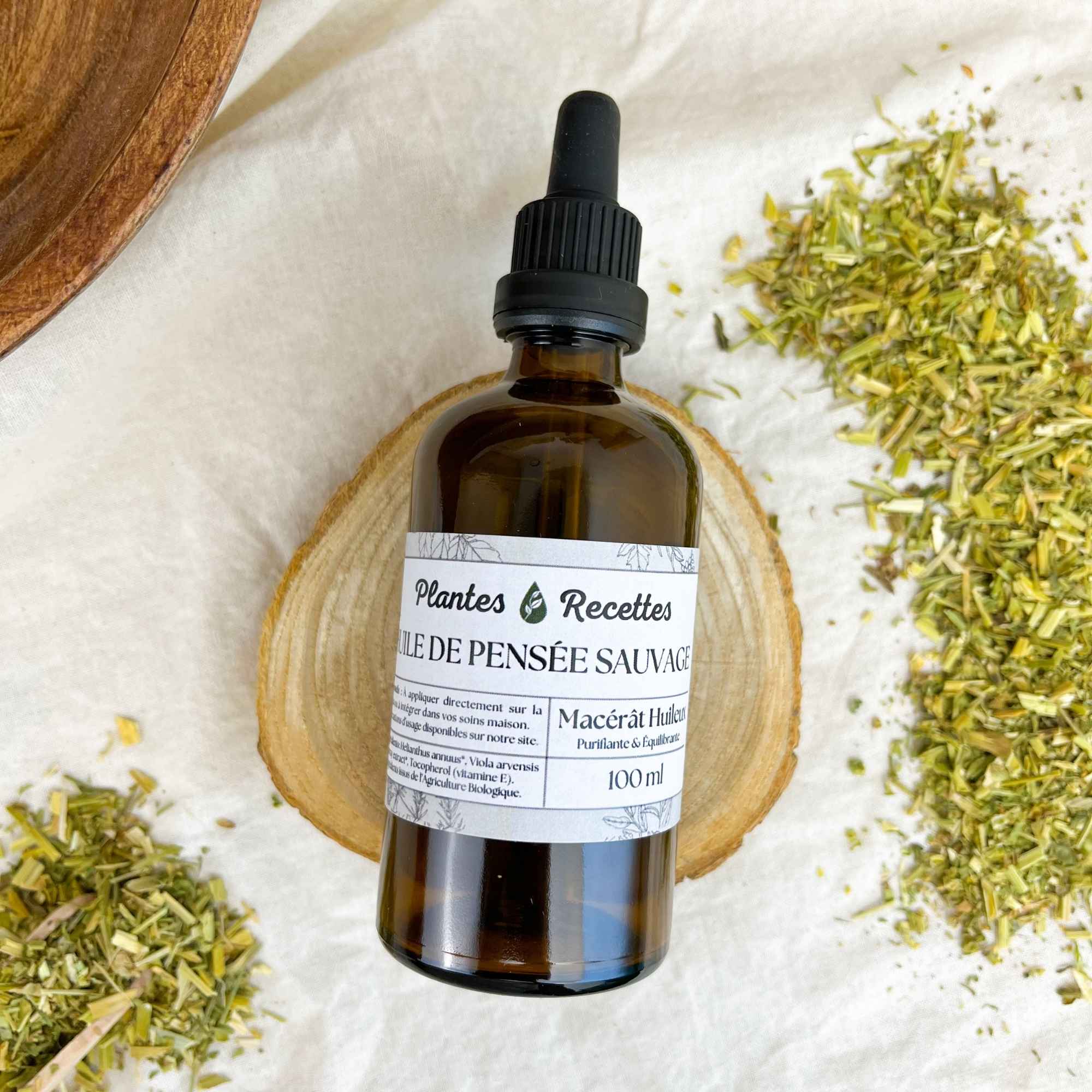 Flacon de macérat huileux de pensée sauvage bio Plantes & Recettes, fabriqué artisanalement à froid dans notre atelier des Hauts-de-France, riche en actifs purifiants et apaisants.