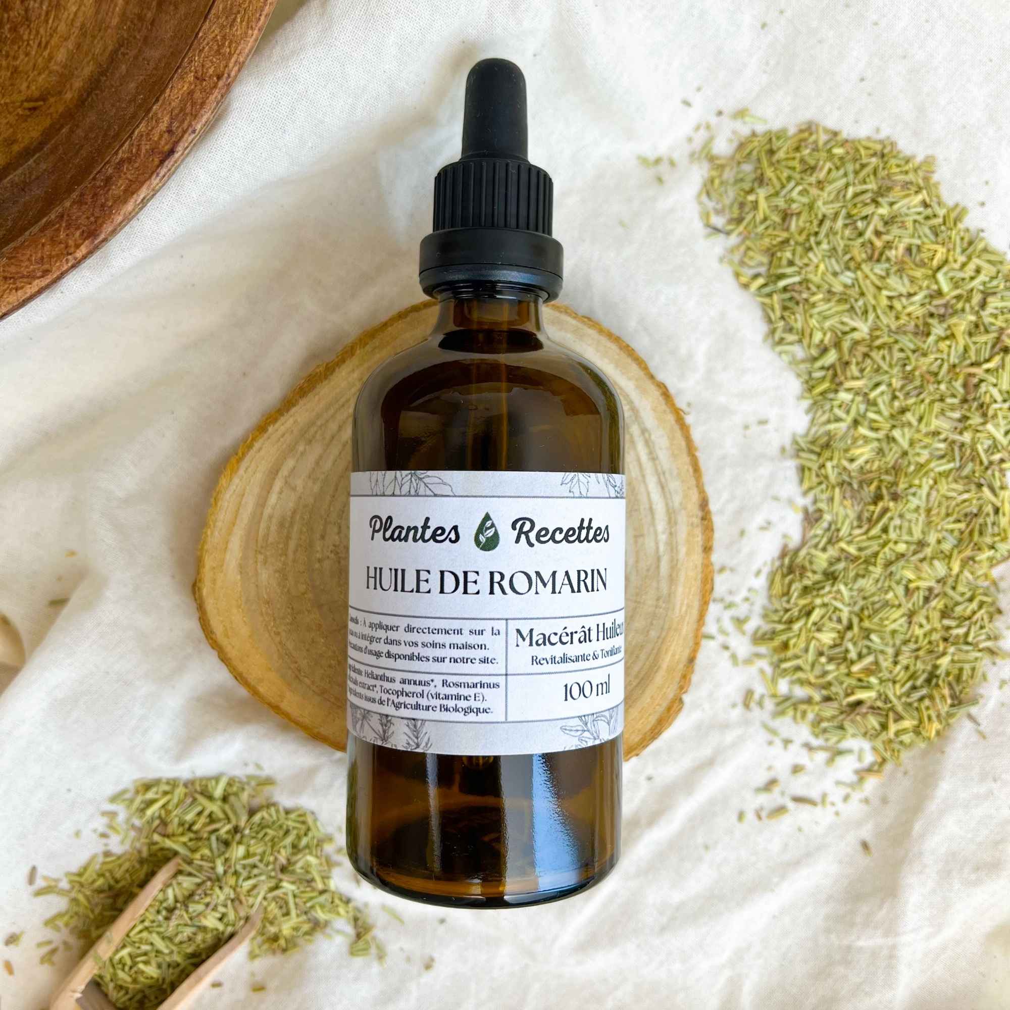Flacon de macérat huileux de romarin bio Plantes & Recettes, fabriqué artisanalement à froid dans notre atelier des Hauts-de-France, riche en actifs tonifiants et stimulants.