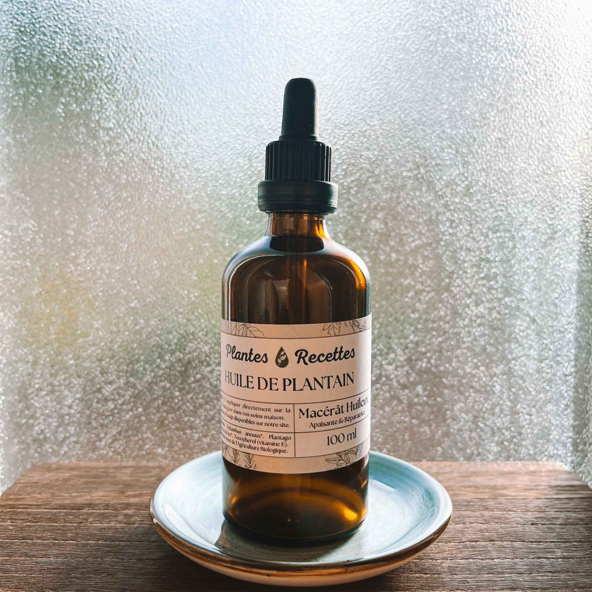 Flacon de macérat huileux de plantain bio Plantes & Recettes, fabriqué artisanalement à froid dans notre atelier des Hauts-de-France, concentré en actifs apaisants.