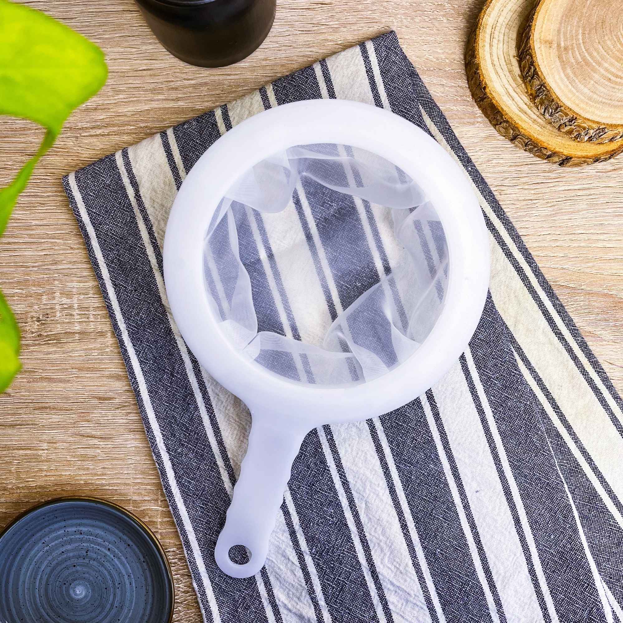 Filtre en nylon pour kéfir permettant de séparer facilement les grains du liquide lors de la fermentation maison.