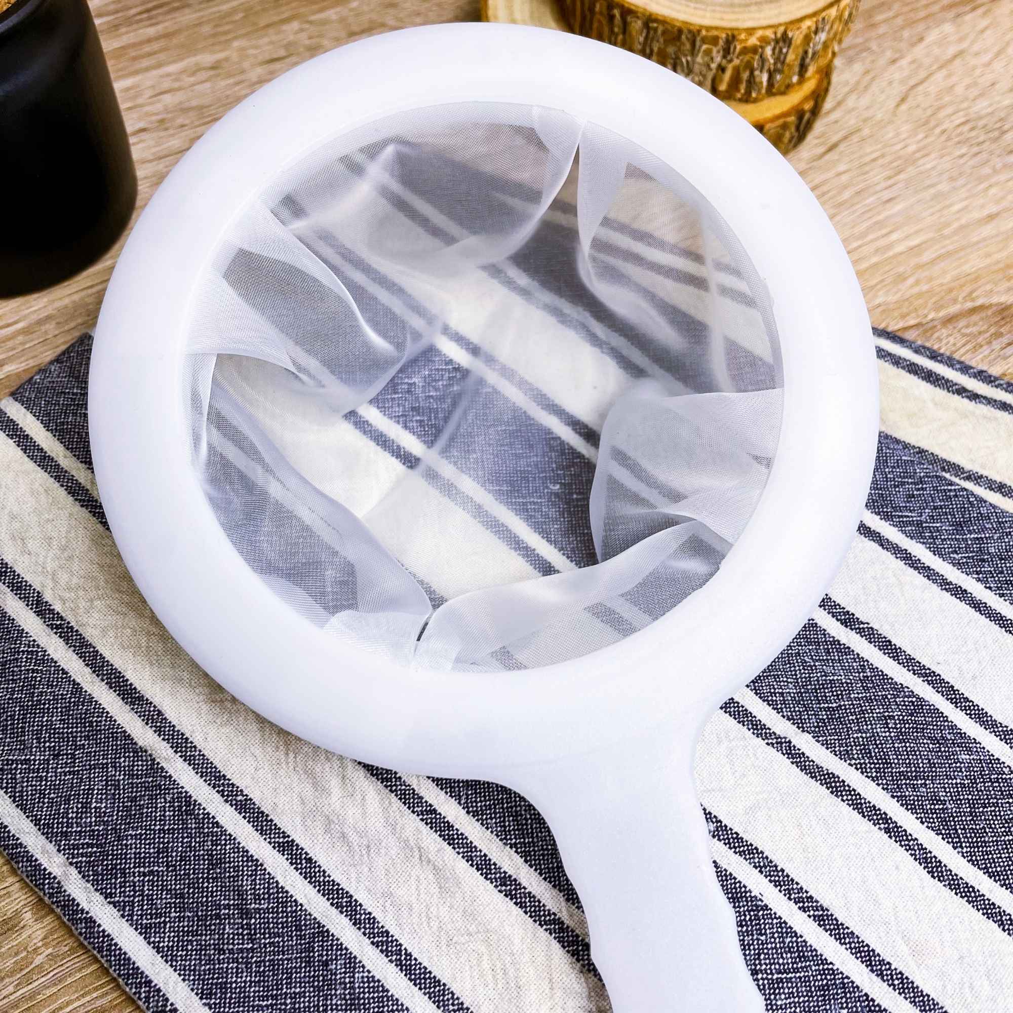 Détail du filtre en nylon pour kéfir de fruits et de lait, maille fine adaptée à la filtration des boissons fermentées.