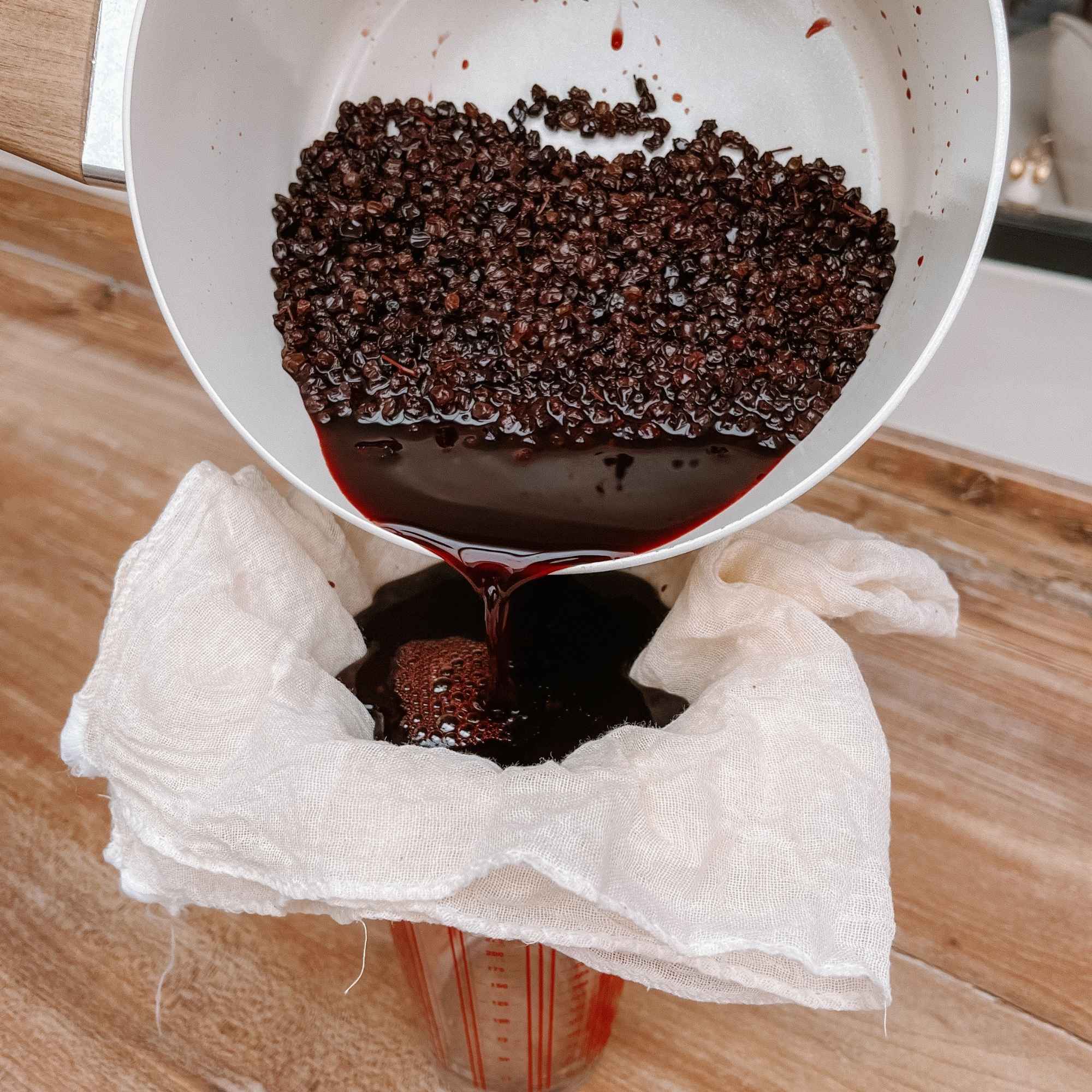 Filtrage de la préparation infusée pour obtenir un sirop foncé et concentré au sureau