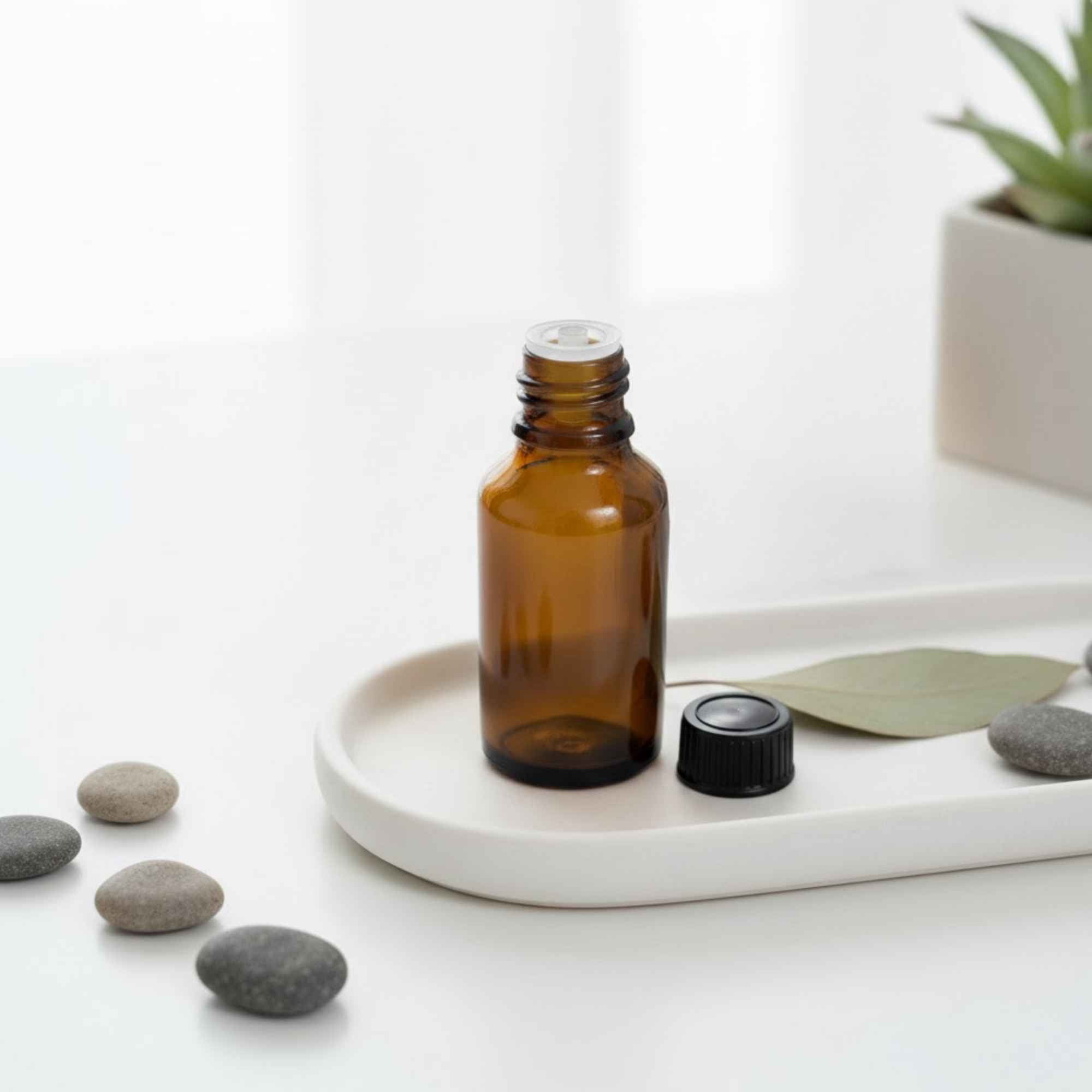 Flacon en verre ambré avec codigoutte intégré pour huiles essentielles et préparations concentrées.