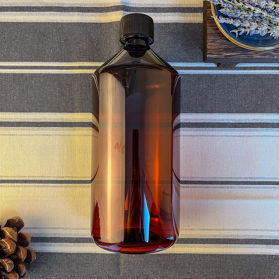 Bouteille résistante et pratique pour recettes d’herboristerie et cosmétiques.