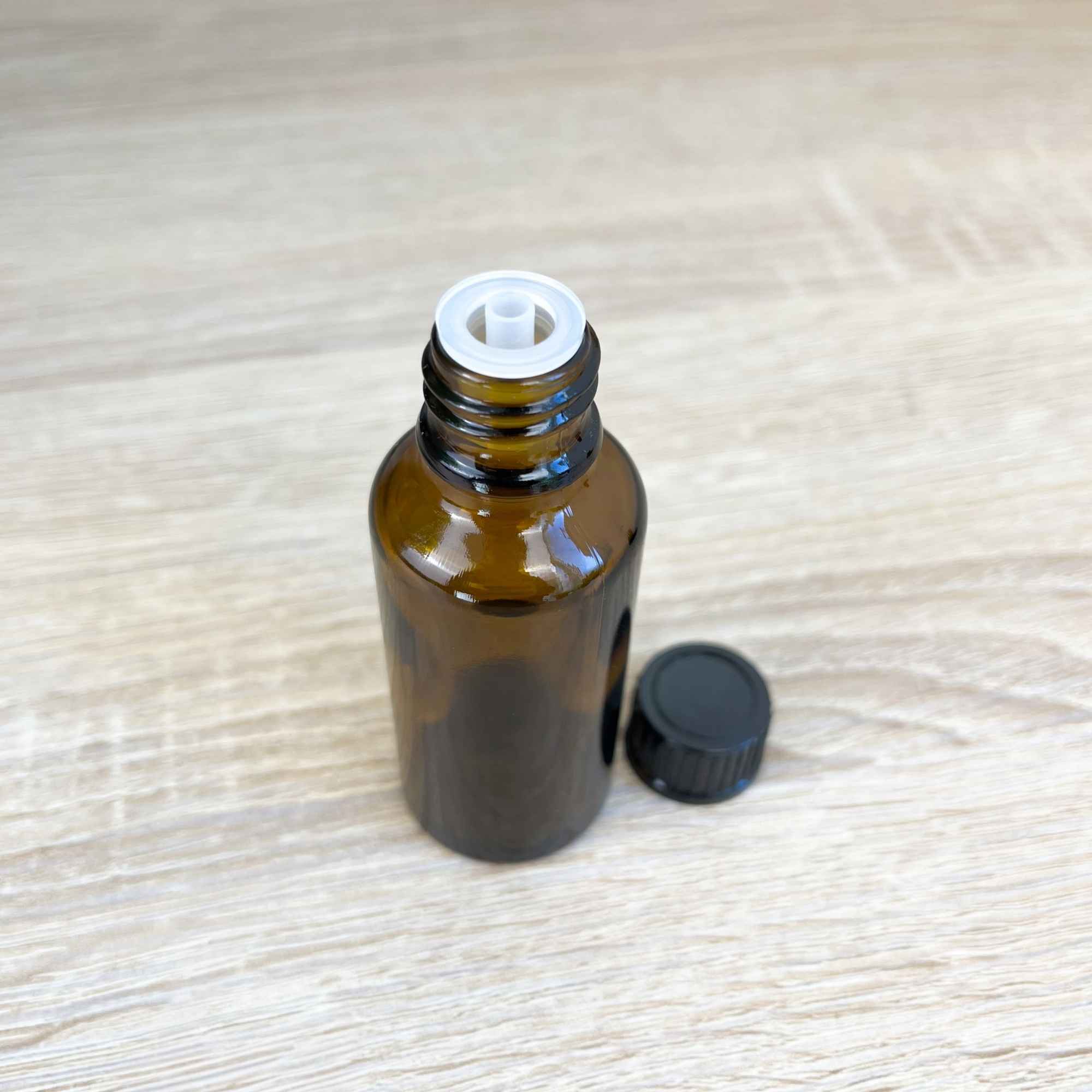 Flacon en verre ambré utilisé pour conserver et doser des huiles essentielles ou mélanges aromatiques.