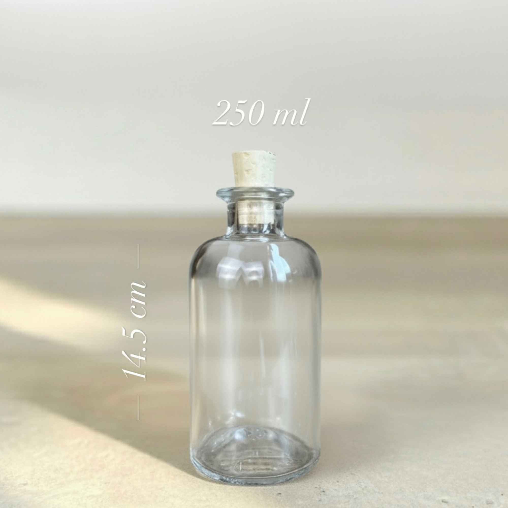 Bouteille 250 ml en verre clair avec bouchon liège, parfaite pour vos recettes maison.