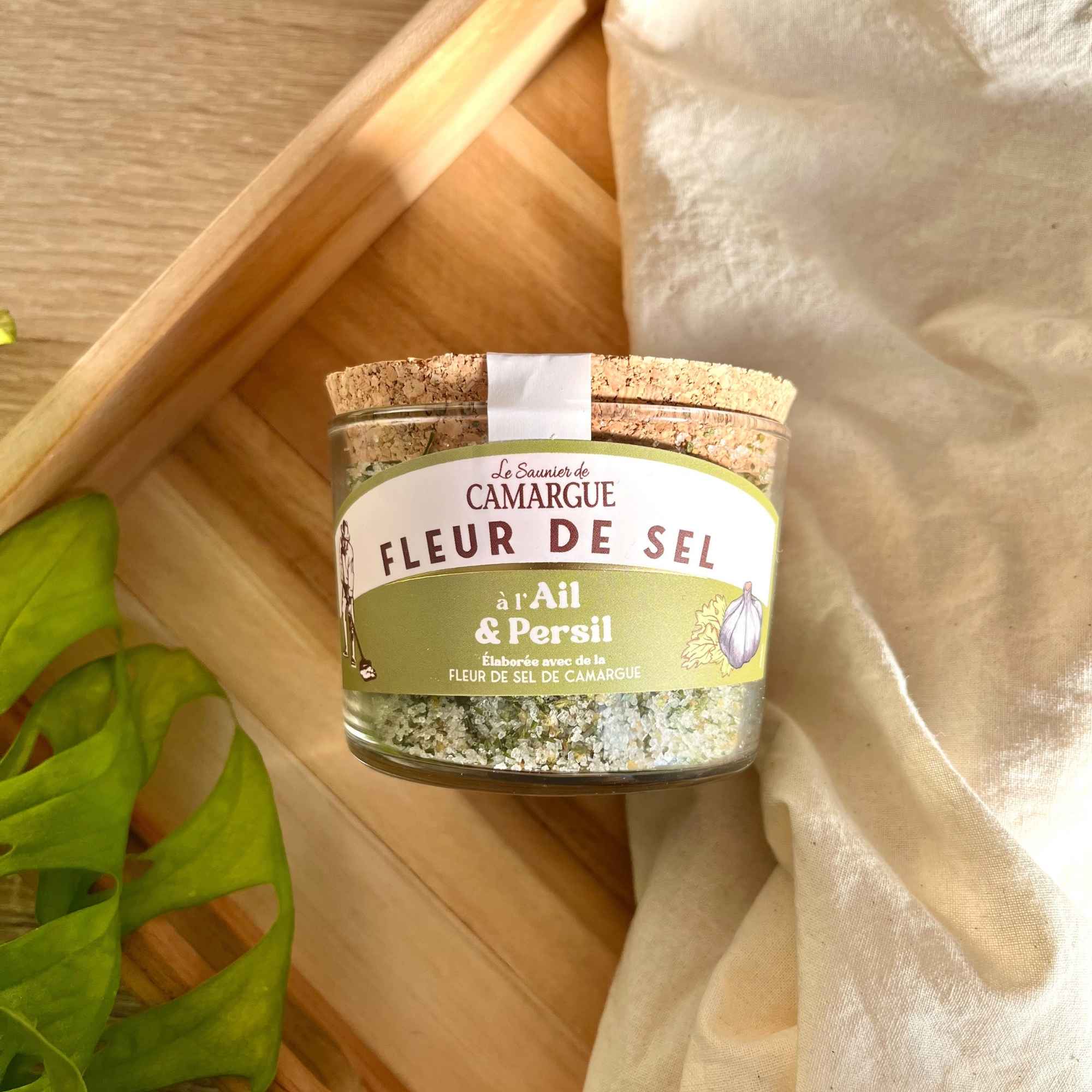 Fleur de sel bio Le Saunier de Camargue à l’ail et au persil, pot d’épicerie fine présenté par Plantes & Recettes