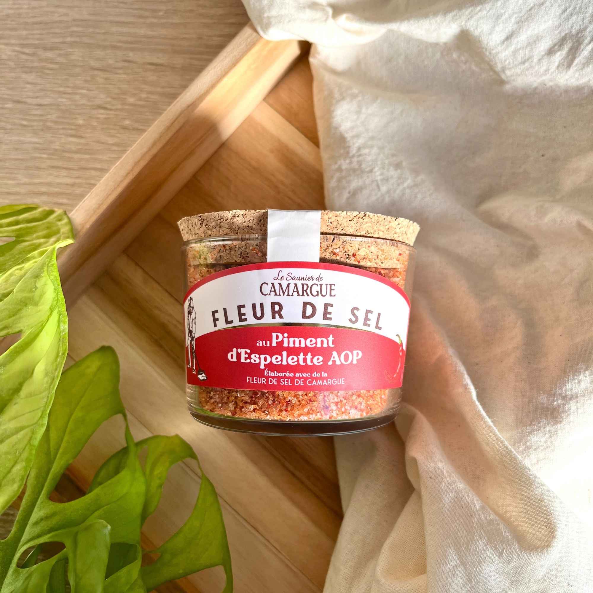 Fleur de sel bio Le Saunier de Camargue au piment d’Espelette AOP, pot d’épicerie fine présenté par Plantes & Recettes