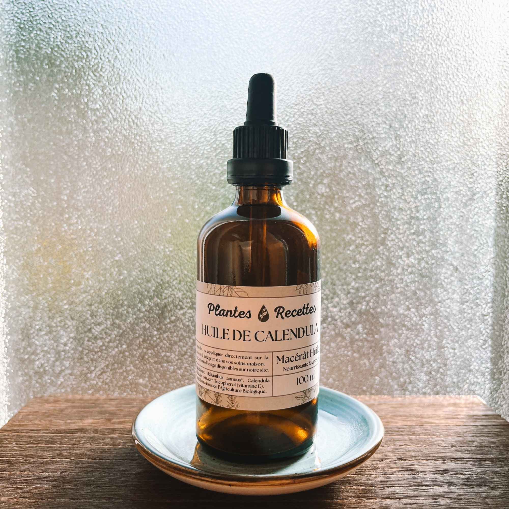 Fabrication artisanale du macérat huileux de calendula bio Plantes & Recettes, macération longue à froid et conditionnement à la main.