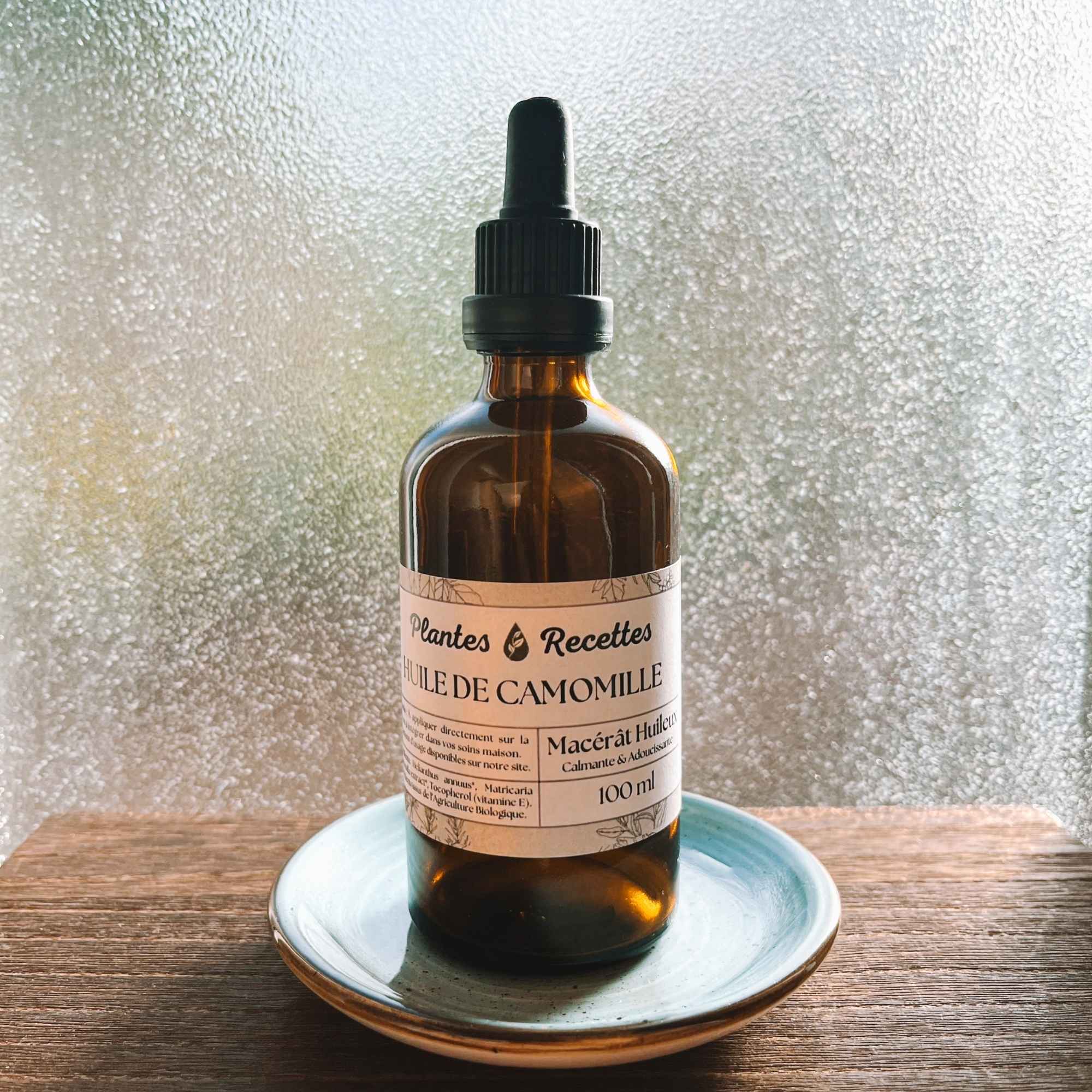 Fabrication artisanale du macérat huileux de camomille bio Plantes & Recettes, macération longue à froid et conditionnement à la main.