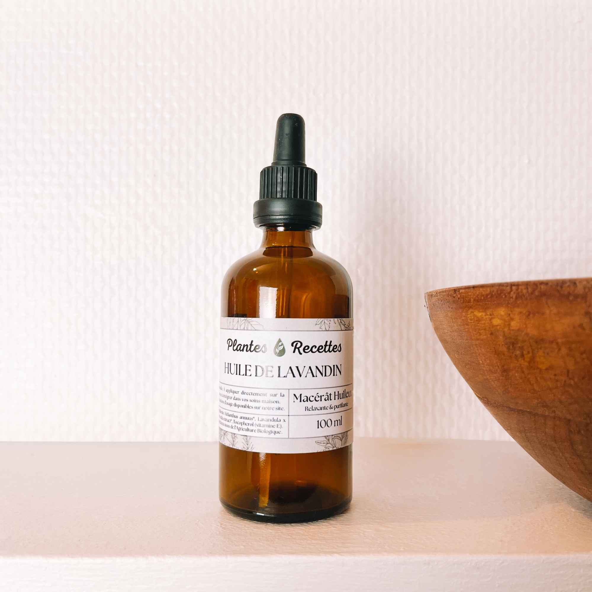Application du macérat huileux de lavandin bio Plantes & Recettes, soin naturel pour détendre le corps et apaiser la peau en douceur.