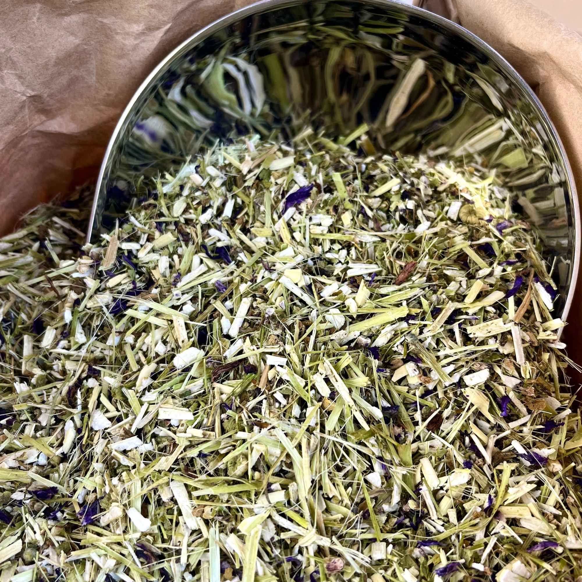 Fleurs et feuilles séchées de mauve bio Malva sylvestris, reconnues pour leurs usages traditionnels adoucissants et apaisants Plantes & Recettes.