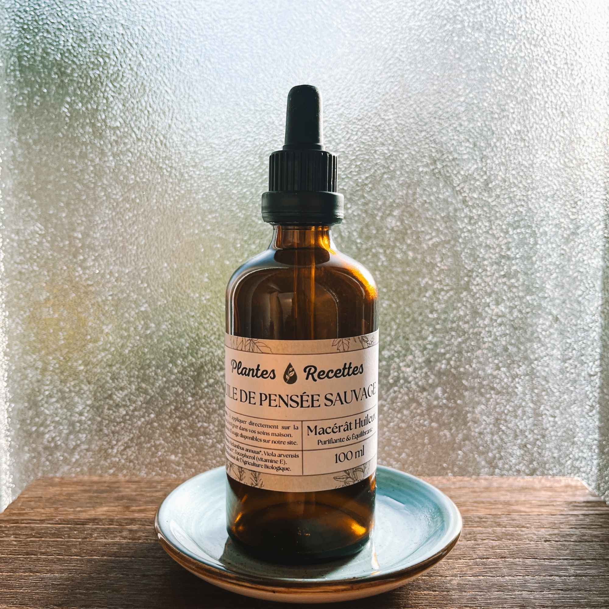Application du macérat huileux de pensée sauvage bio Plantes & Recettes, soin naturel pour apaiser et purifier les peaux mixtes ou sensibles.