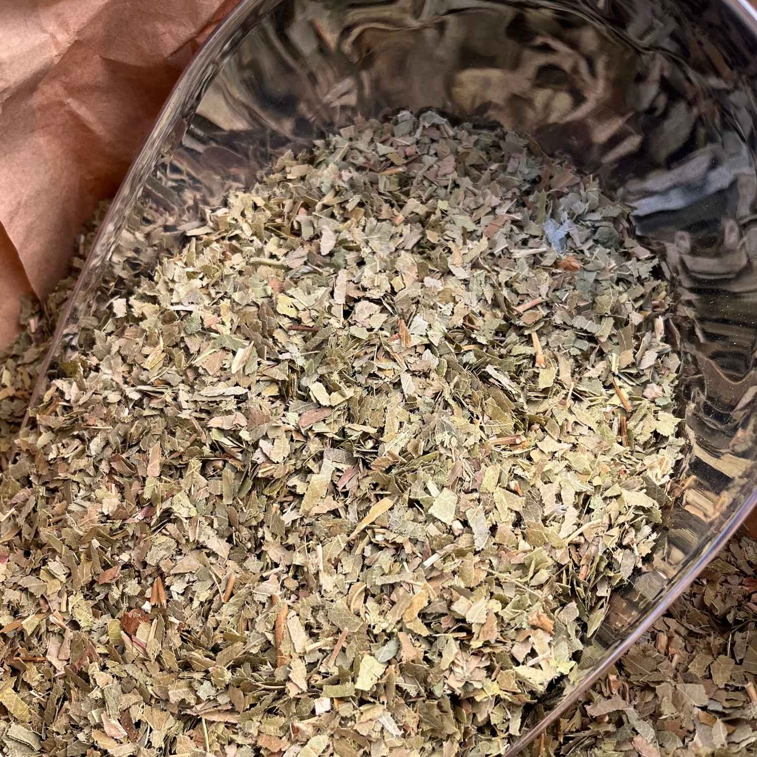 Photo de frêne  feuilles bio séchée vendue par Plantes & Recettes, spécialisée en plantes médicinales de qualité.