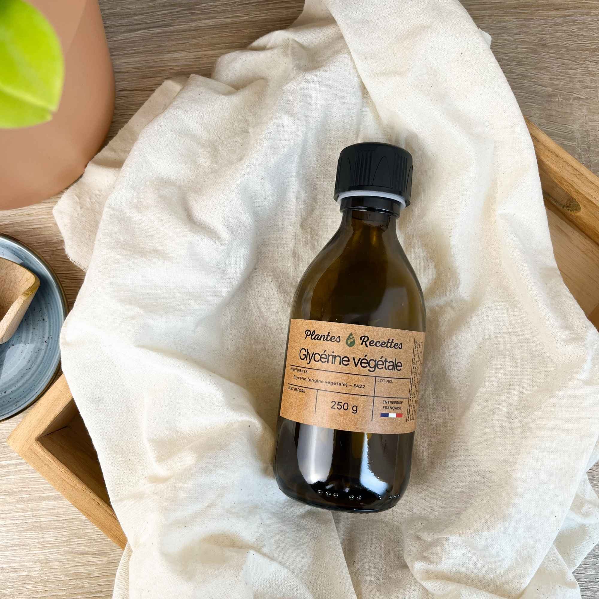 Texture transparente et épaisse de glycérine végétale Plantes & Recettes, ingrédient hydratant d’origine naturelle pour cosmétiques et savons.
