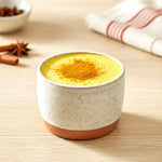 Golden latte maison préparé avec un mélange d’épices bio Plantes & Recettes