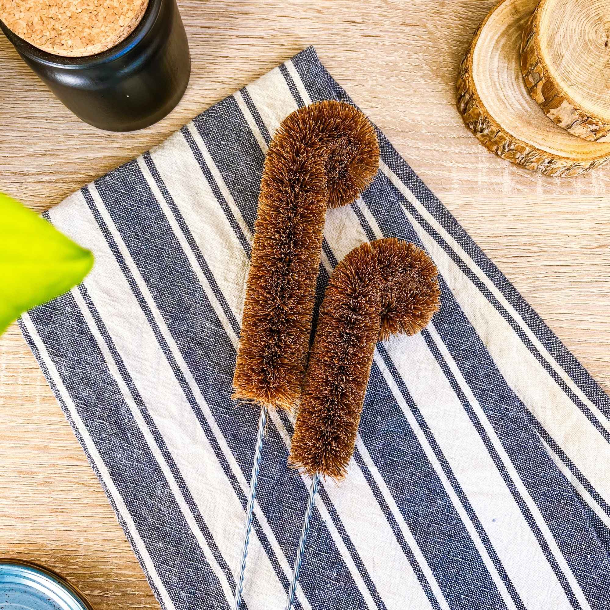 Goupillon en fibres de coco naturel pour nettoyer bouteilles, gourdes et bocaux sans rayer.