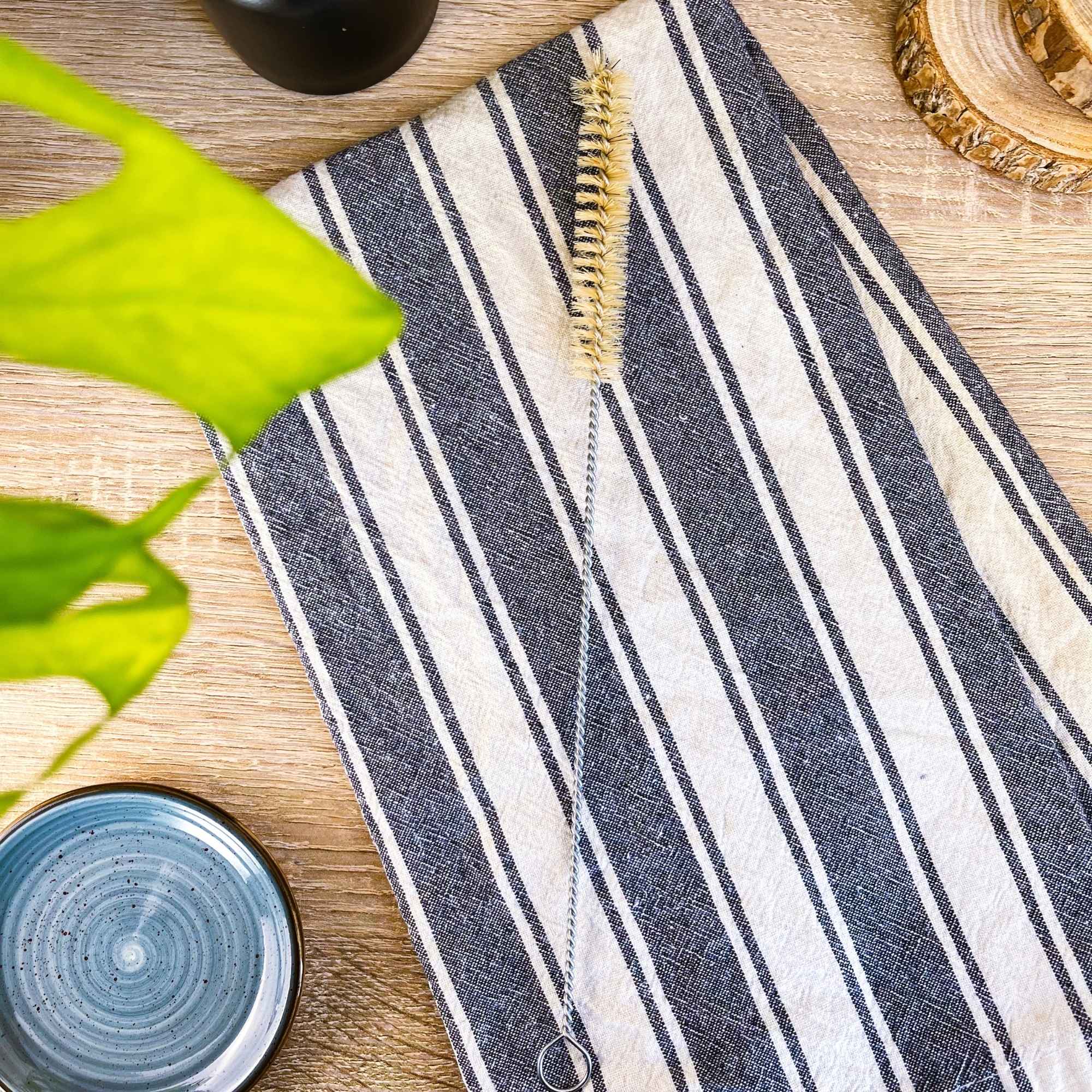 Goupillon fin multi-usages pour nettoyer les recoins difficiles, petits orifices et zones étroites.