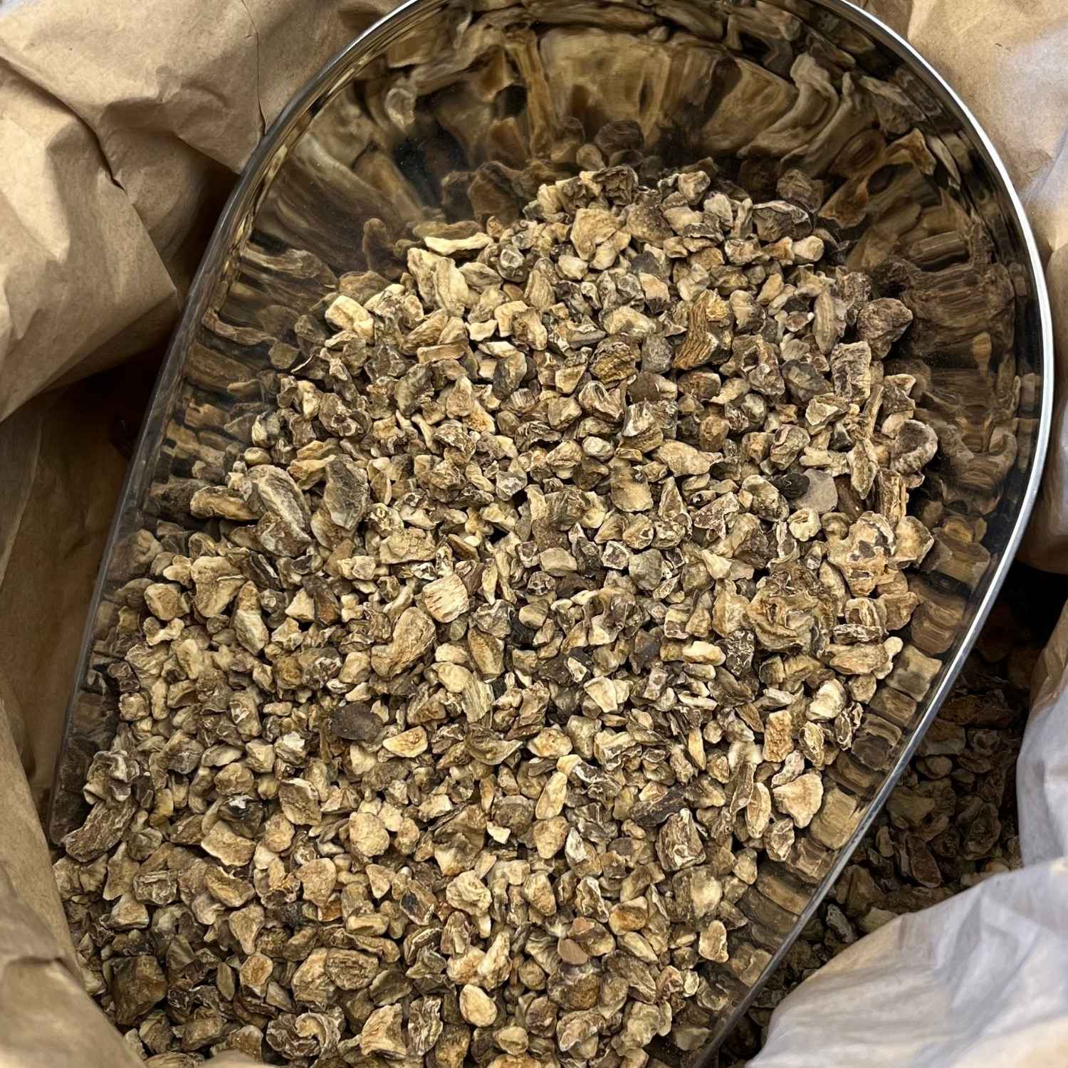 Photo de harpagophytum  racines bio séchée vendue par Plantes & Recettes, spécialisée en plantes médicinales de qualité.