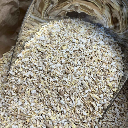 Racines d’Ashwagandha bio séchées et coupées, utilisées en infusion ou décoction pour soutenir la vitalité et favoriser l’équilibre nerveux.