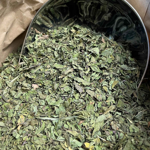 Feuilles séchées de menthe poivrée bio, coupées et prêtes à l’emploi, utilisées en infusion pour leur fraîcheur intense et leur soutien digestif.
