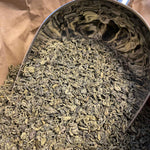 Feuilles roulées de thé vert Gunpowder bio, séchées et entières, offrant une infusion végétale, fraîche et équilibrée, riche en antioxydants.