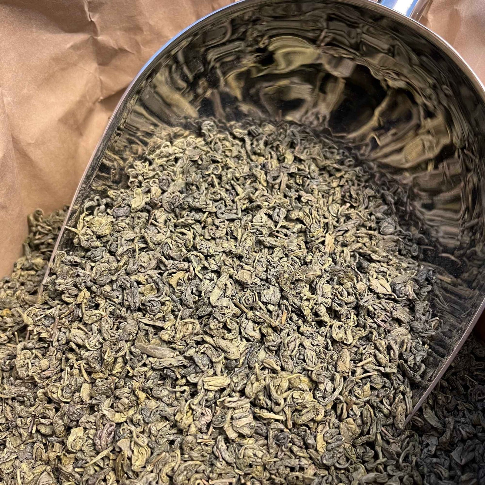 Feuilles roulées de thé vert Gunpowder bio, séchées et entières, offrant une infusion végétale, fraîche et équilibrée, riche en antioxydants.
