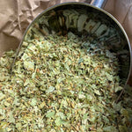 Bractées de tilleul bio séchées et coupées, idéales en infusion douce et apaisante pour favoriser la détente et préparer un sommeil naturel.
