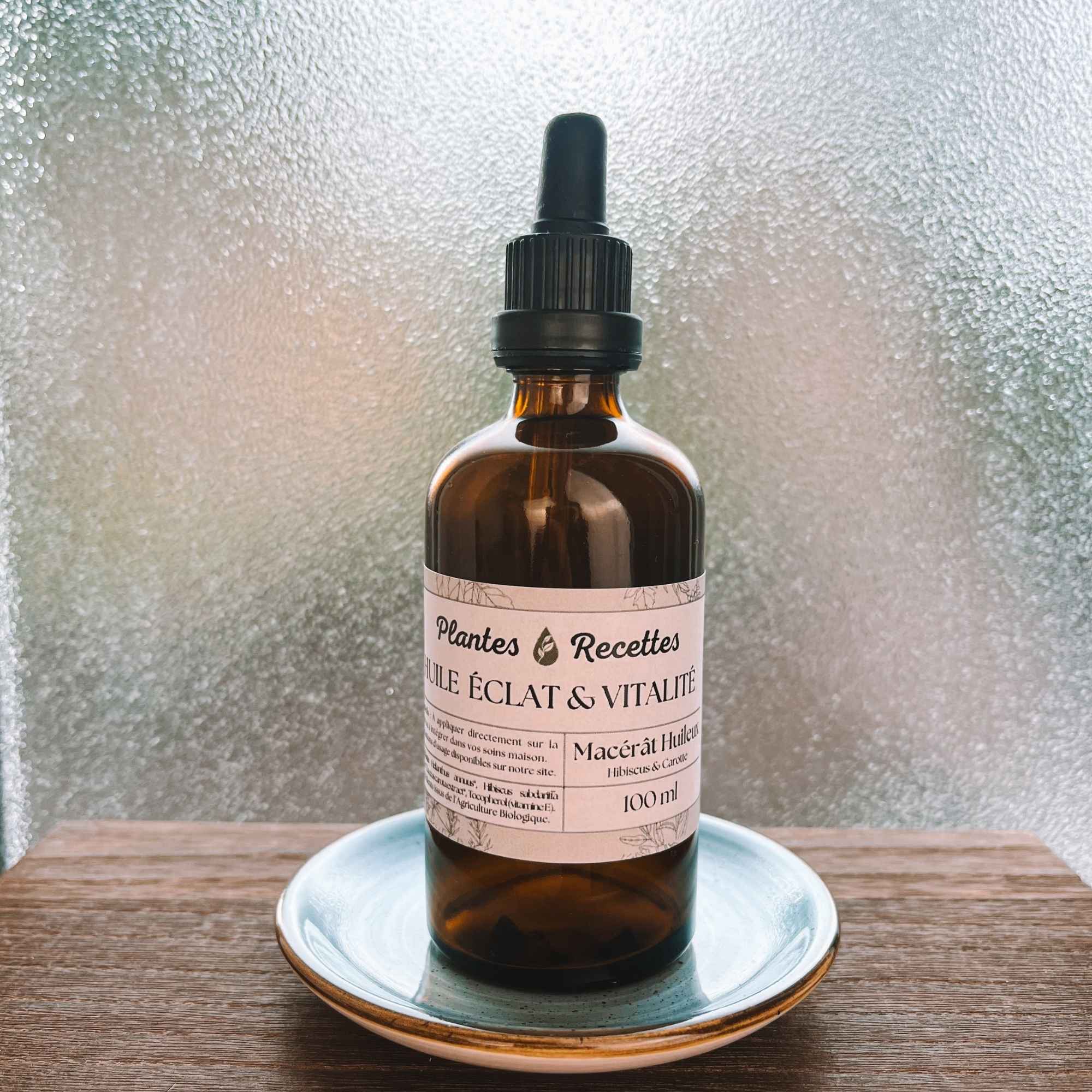 Application du macérat huileux de calendula bio Plantes & Recettes, soin naturel pour apaiser et nourrir la peau en douceur.