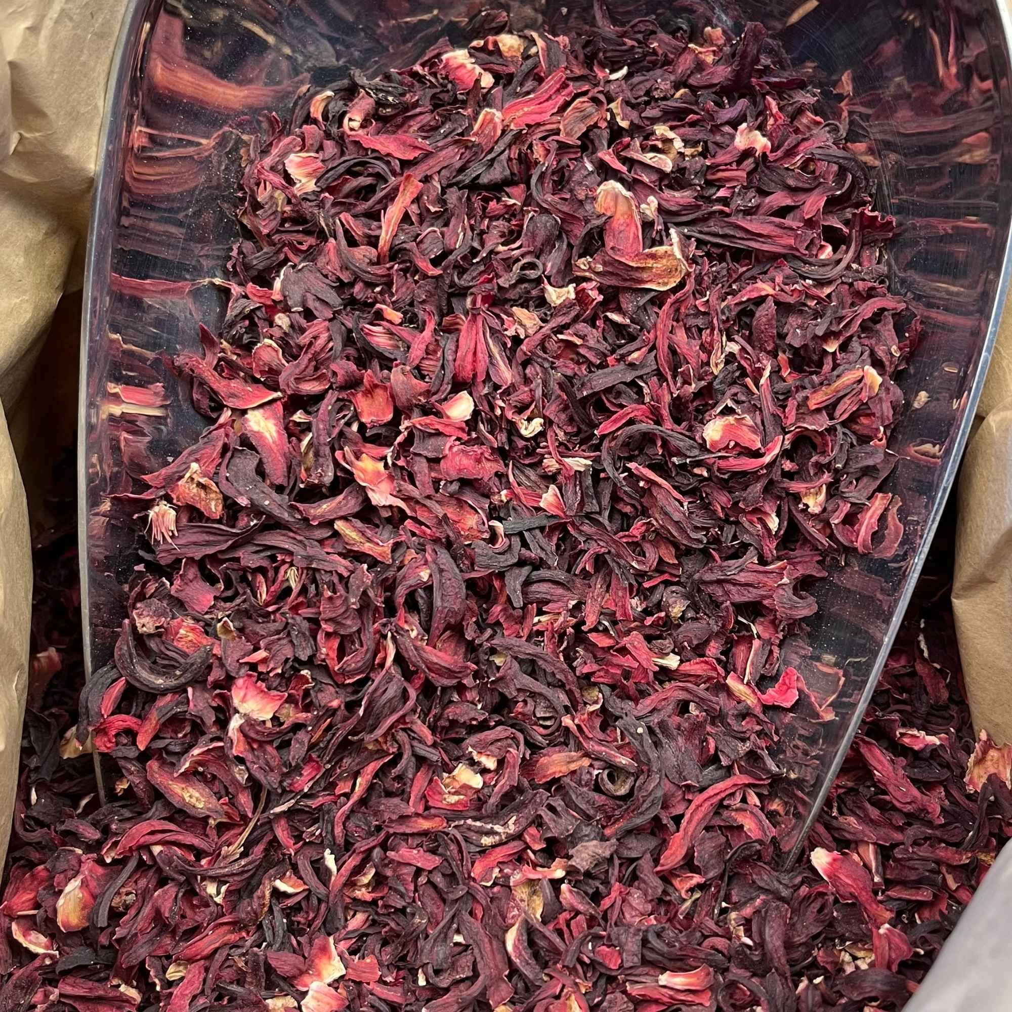 Photo de hibiscus  fleurs bio séchée vendue par Plantes & Recettes, spécialisée en plantes médicinales de qualité.