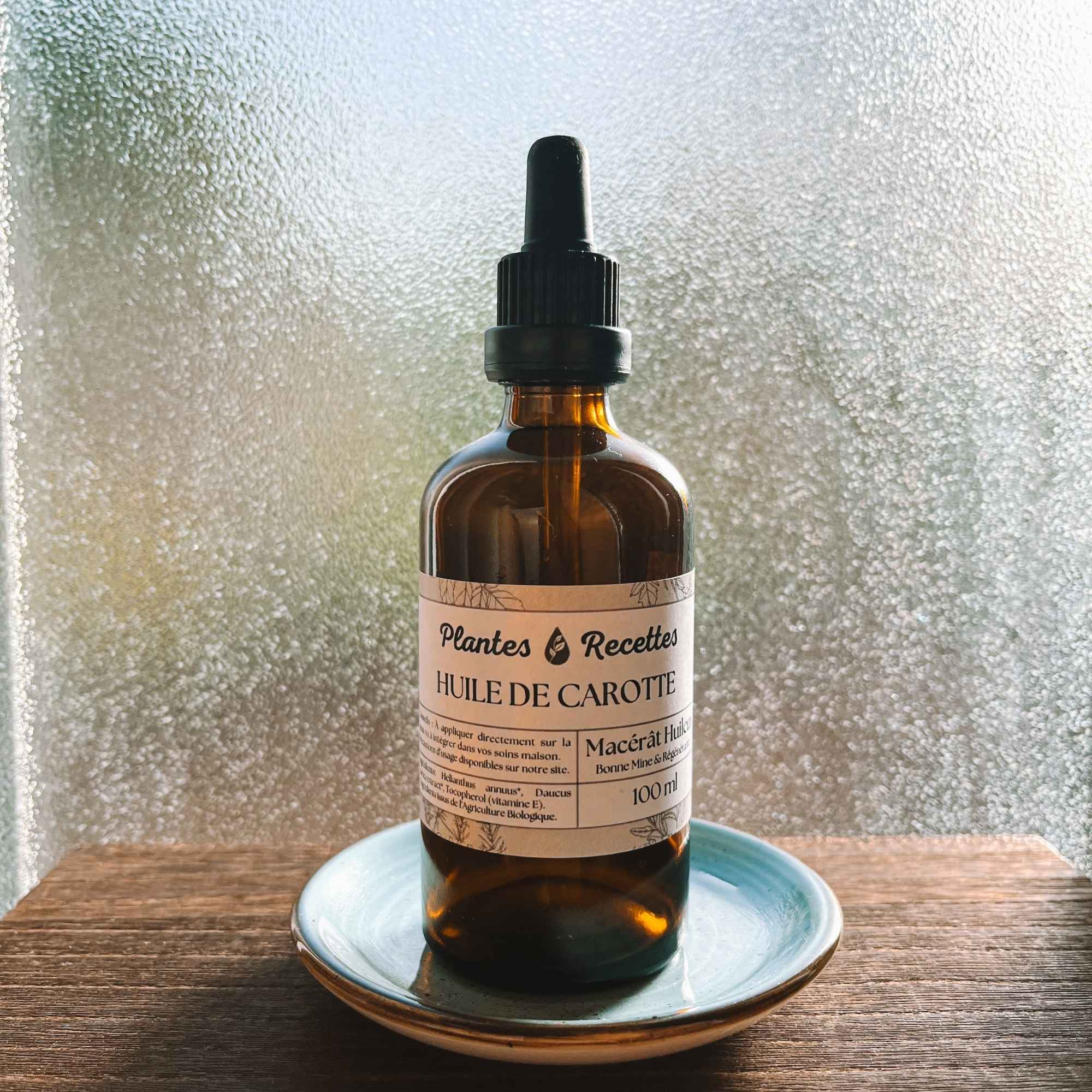 Morceaux de carotte bio infusés dans une huile végétale pour obtenir un macérat lumineux Plantes & Recettes, idéal pour raviver l’éclat du teint.