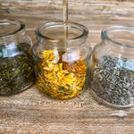 Plantes séchées bio prêtes à être infusées dans une huile végétale. Une recette Plantes & Recettes pour prendre soin de sa peau naturellement.