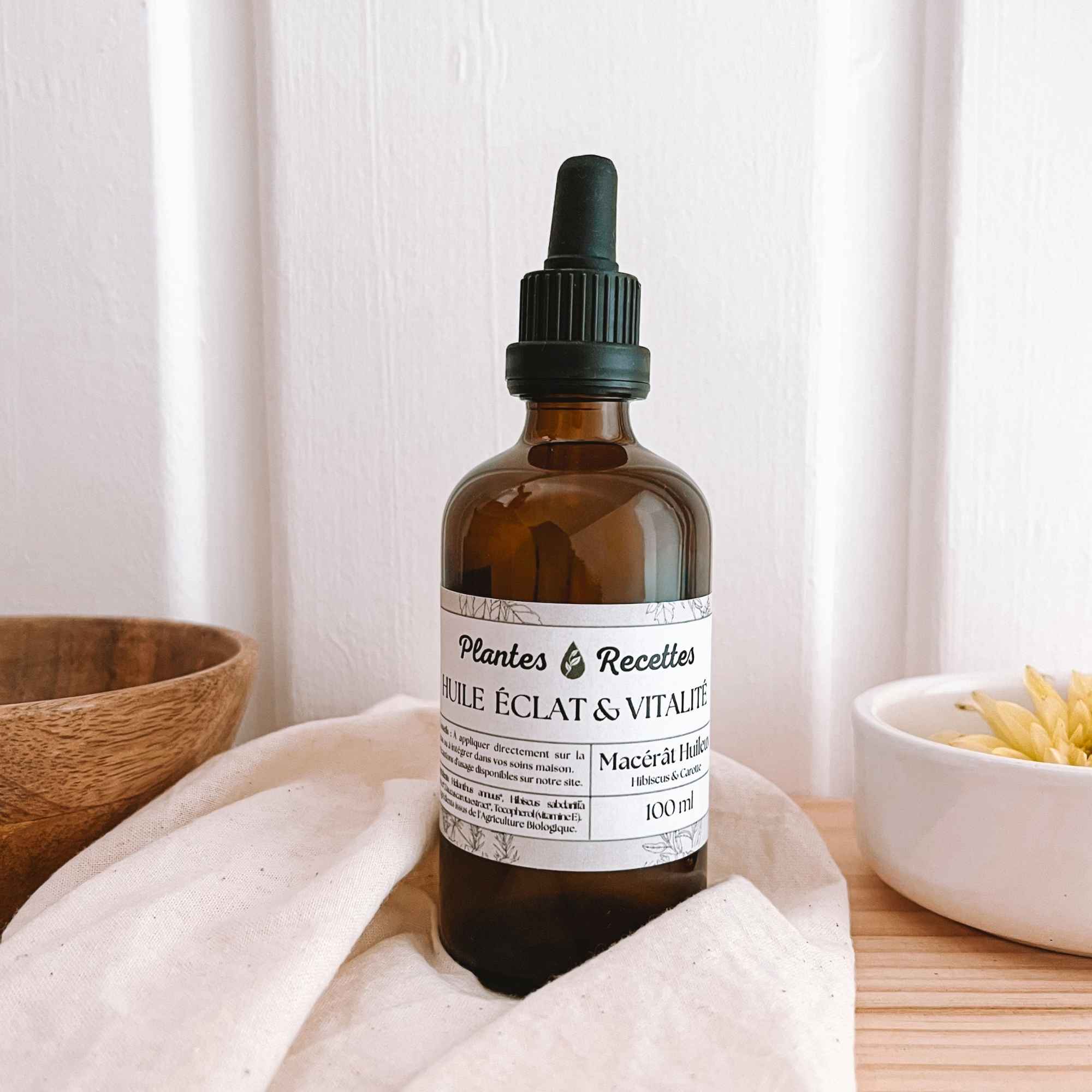 Huile Éclat et Vitalité bio Plantes & Recettes, macérat huileux de carotte et hibiscus, fabrication française, macération longue, flacon verre 100 ml.