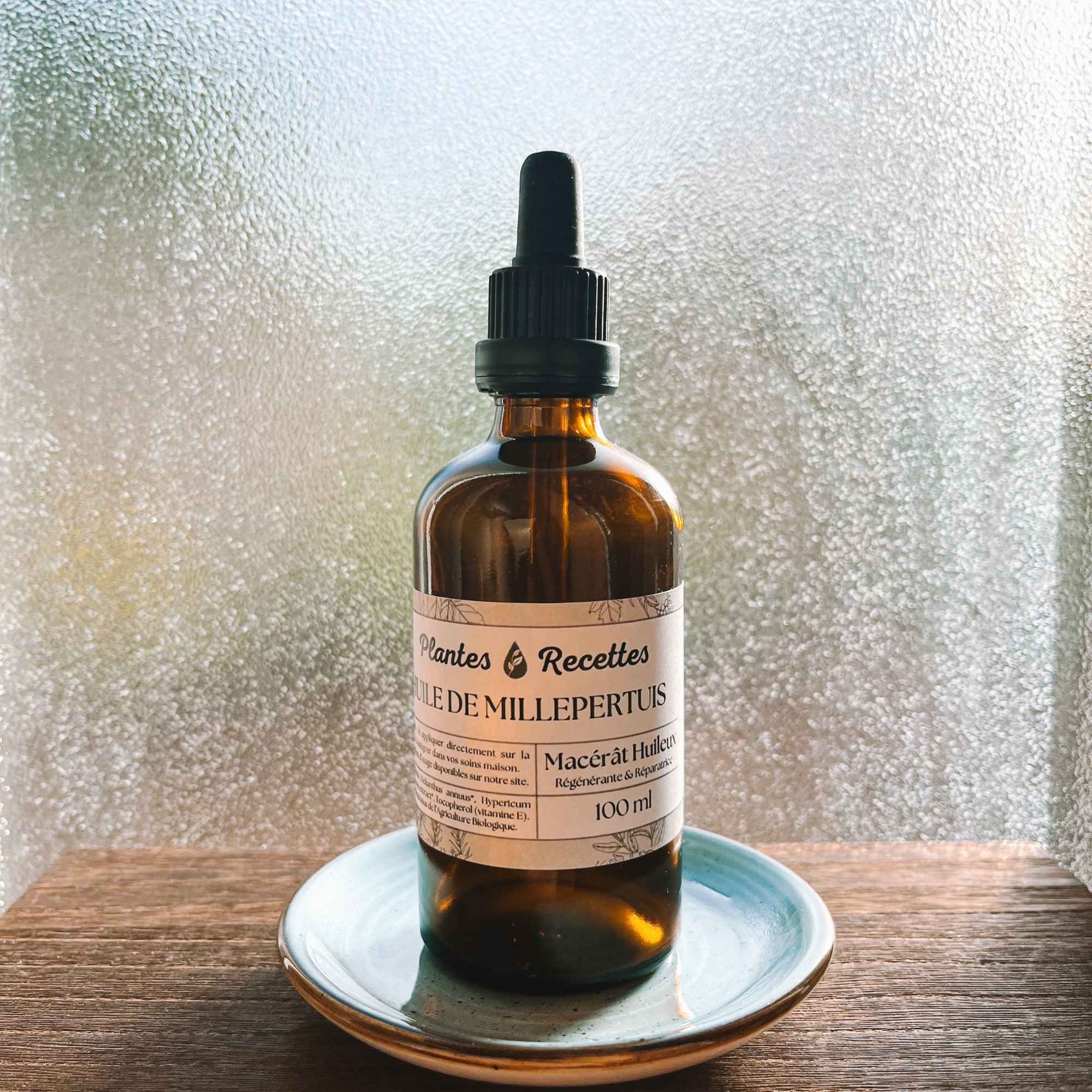 Application du macérat huileux de millepertuis bio Plantes & Recettes, soin naturel apaisant pour la peau après le soleil ou les petites irritations.