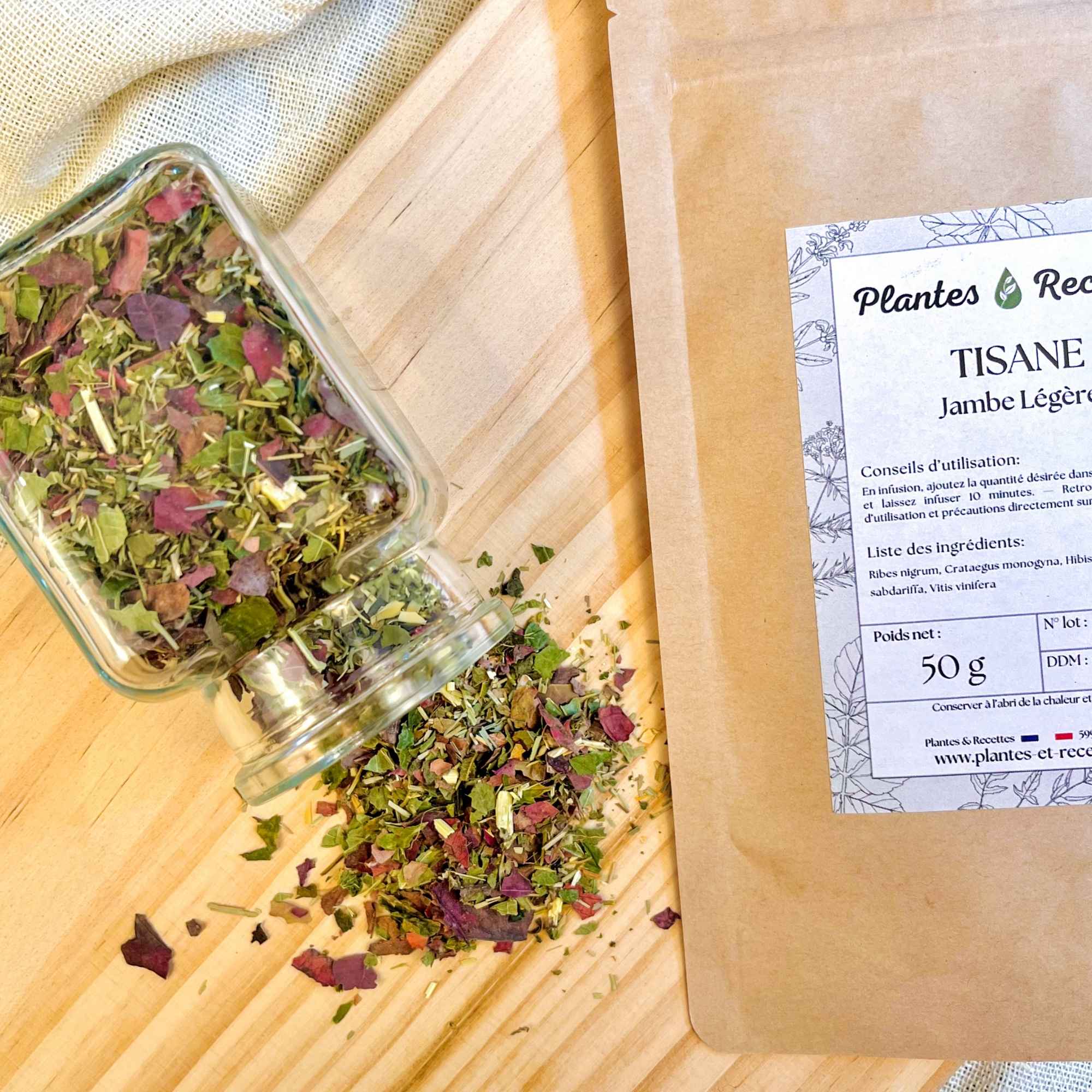 Tisane Jambe Légère – focus sur le mélange de plantes avec le paquet en arrière-plan. Plantes et Recettes.