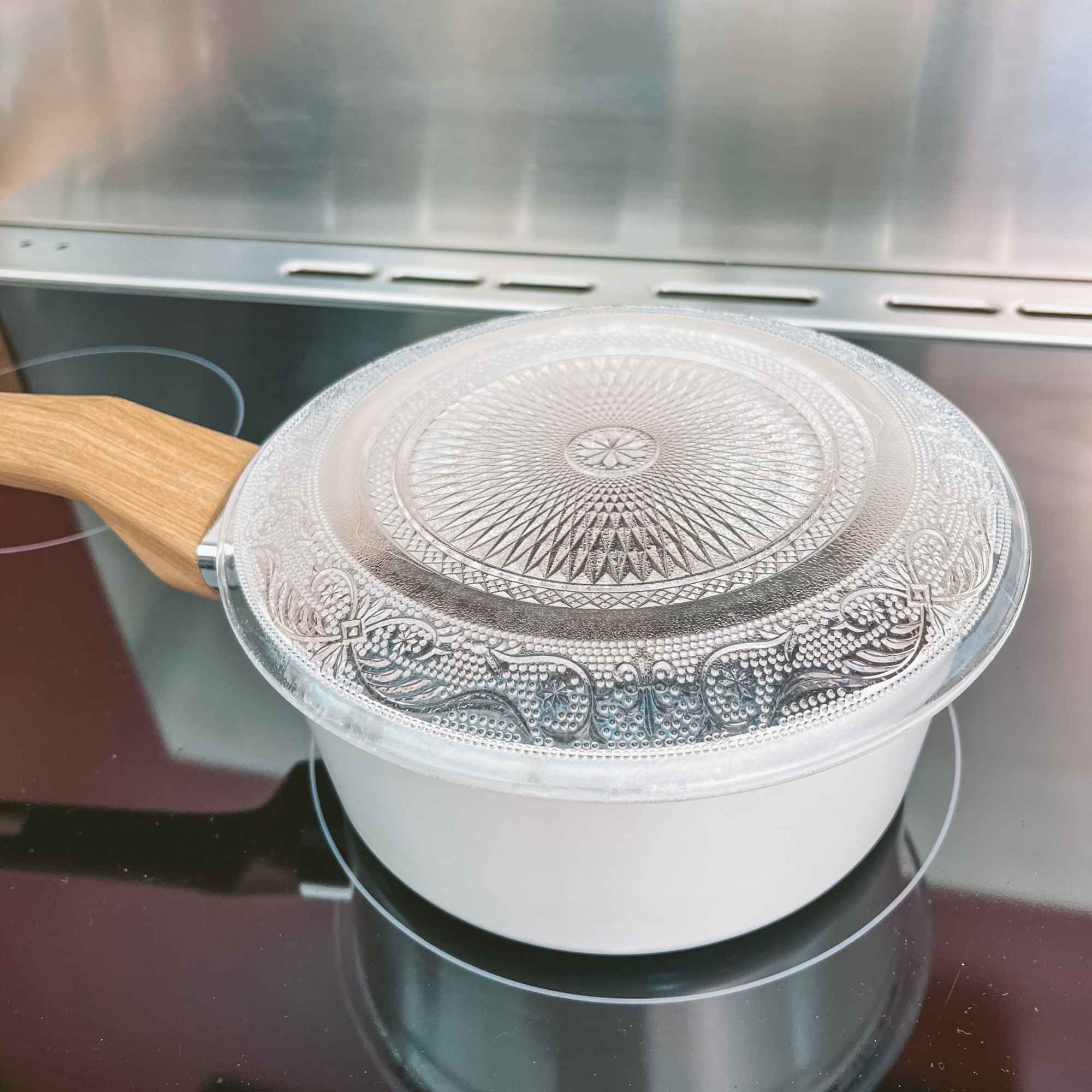 Étape d’infusion des baies de sureau dans la préparation d’un sirop maison naturel