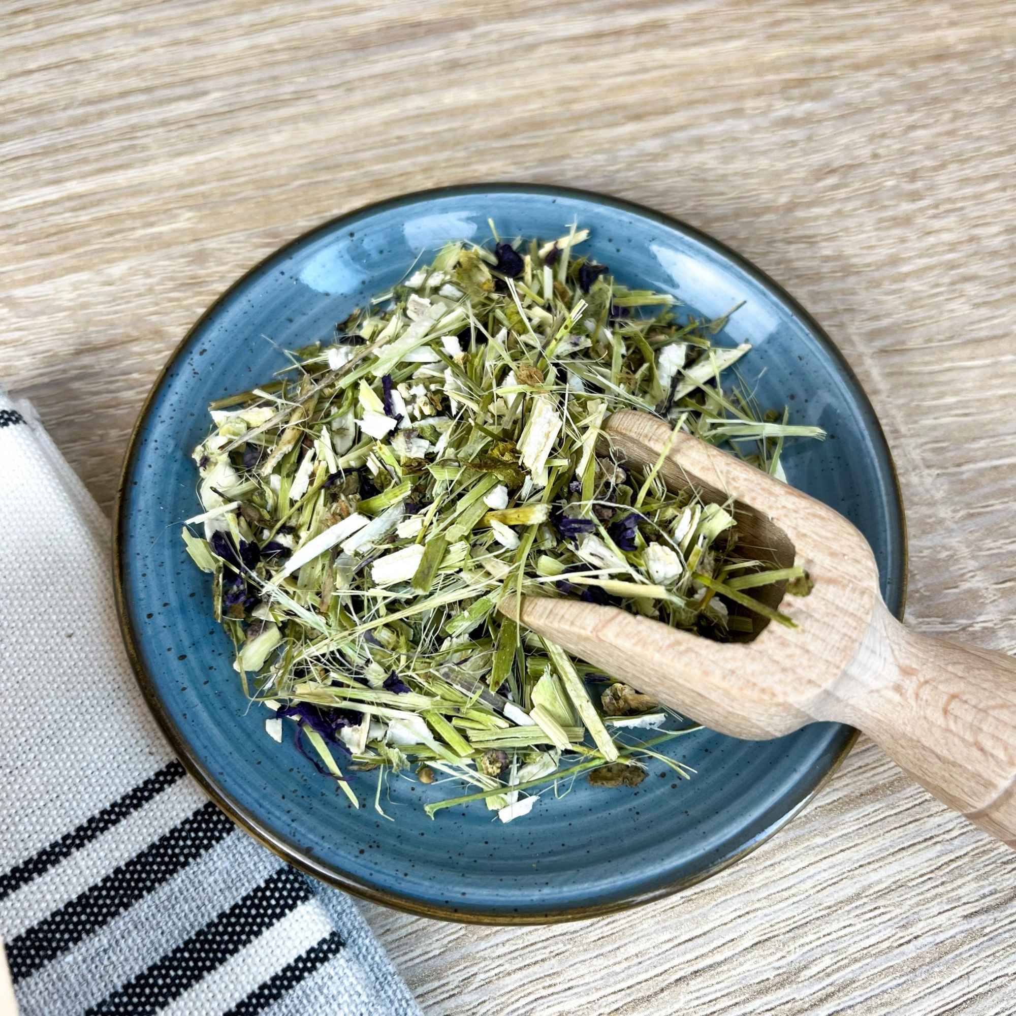 Infusion naturelle de mauve bio Plantes & Recettes, boisson douce et florale pour le confort des voies respiratoires et de la peau.