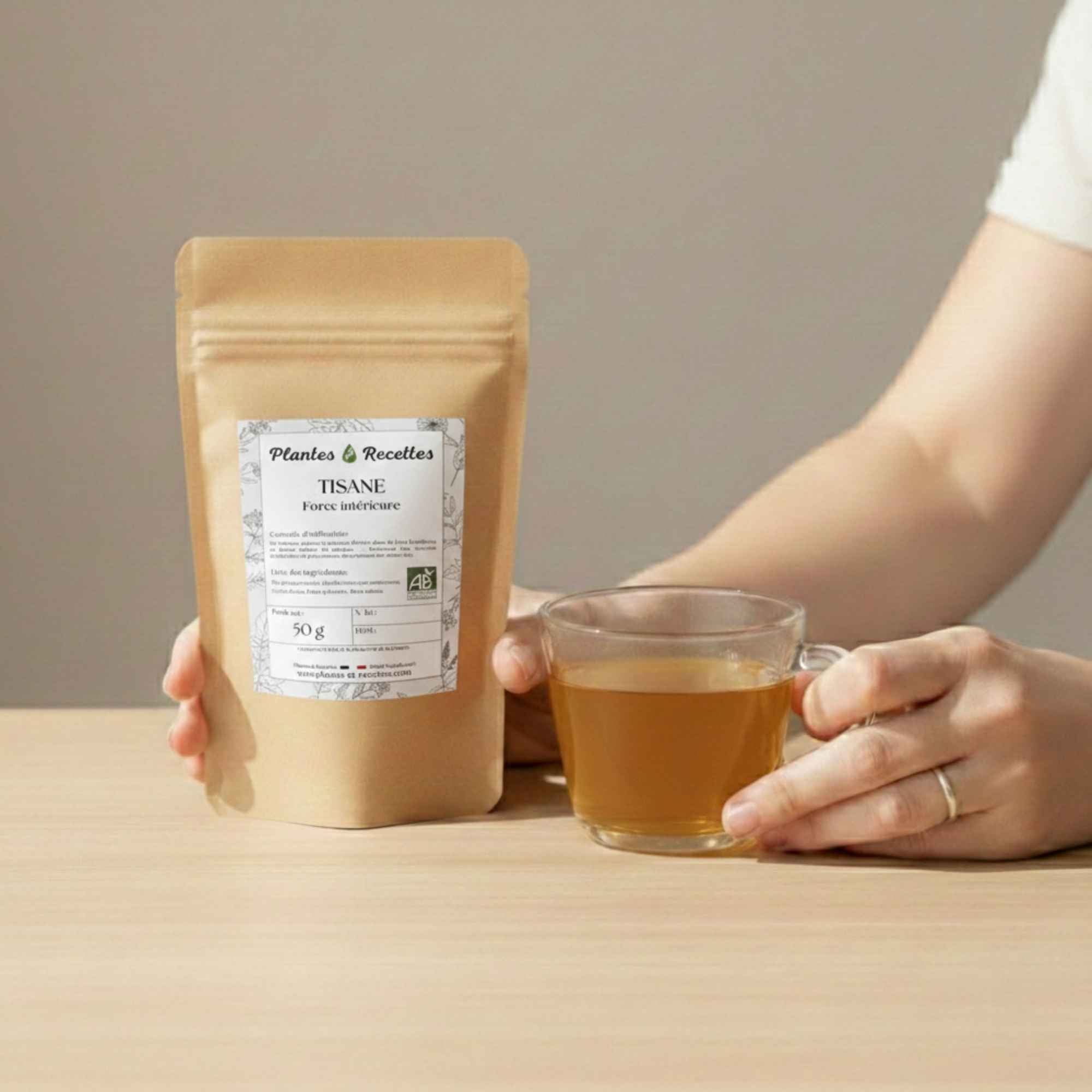 Tisane Force Intérieure bio servie en tasse – infusion naturelle pour un moment de vitalité