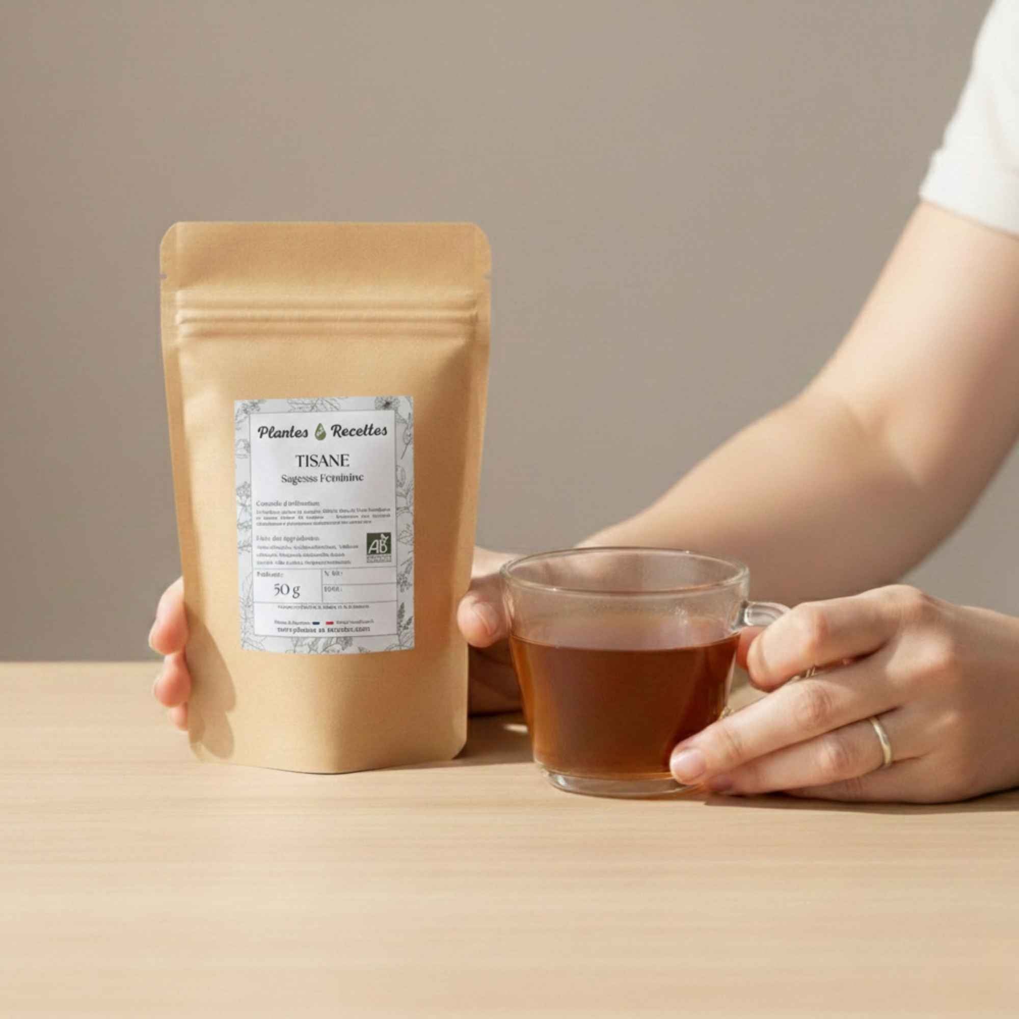 Tisane Sagesse Féminine bio servie en tasse – infusion naturelle pour un moment de calme